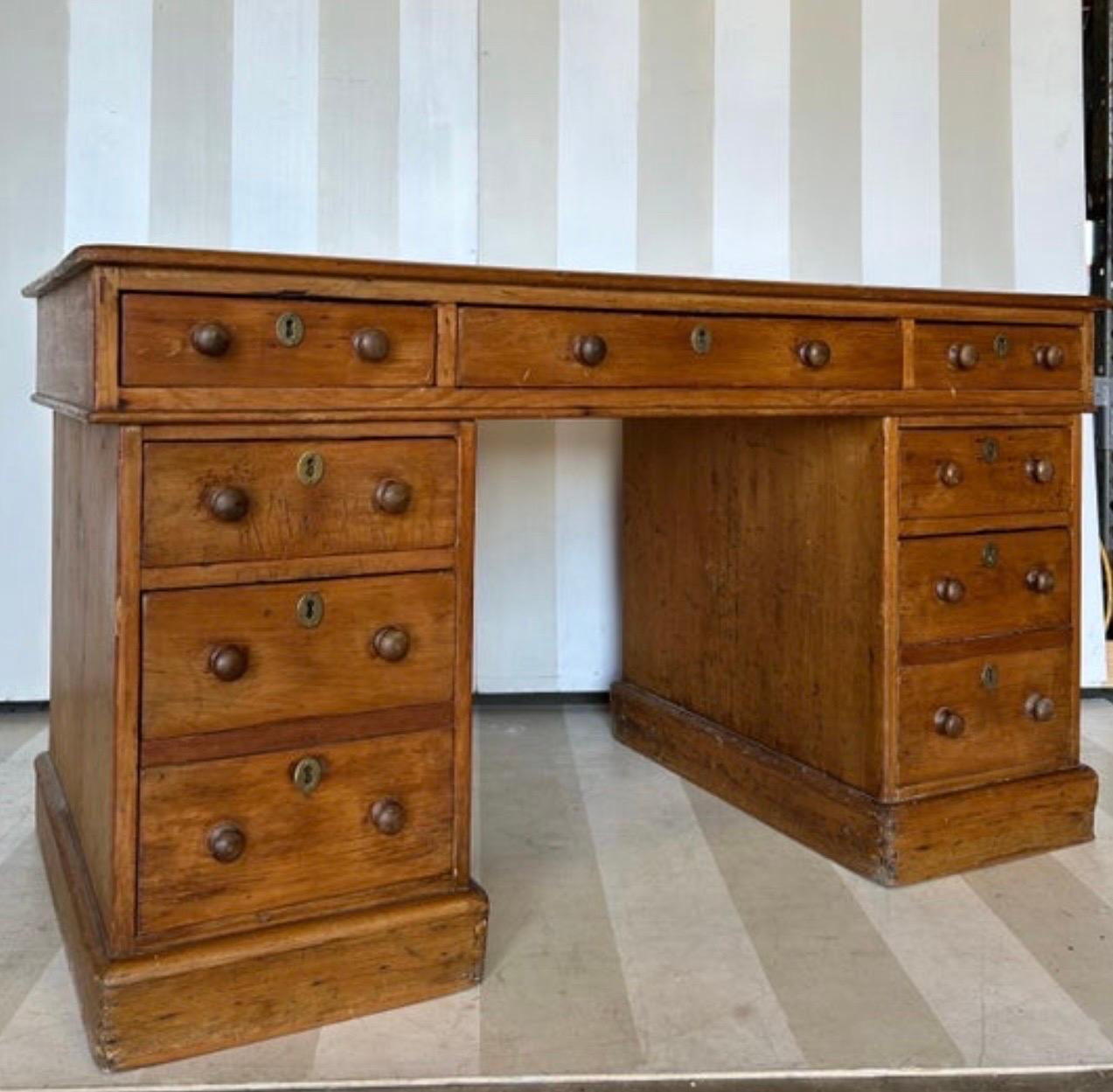 Anglais Magnifique bureau de campagne anglais du 19e siècle en pin et cuir toilé en vente