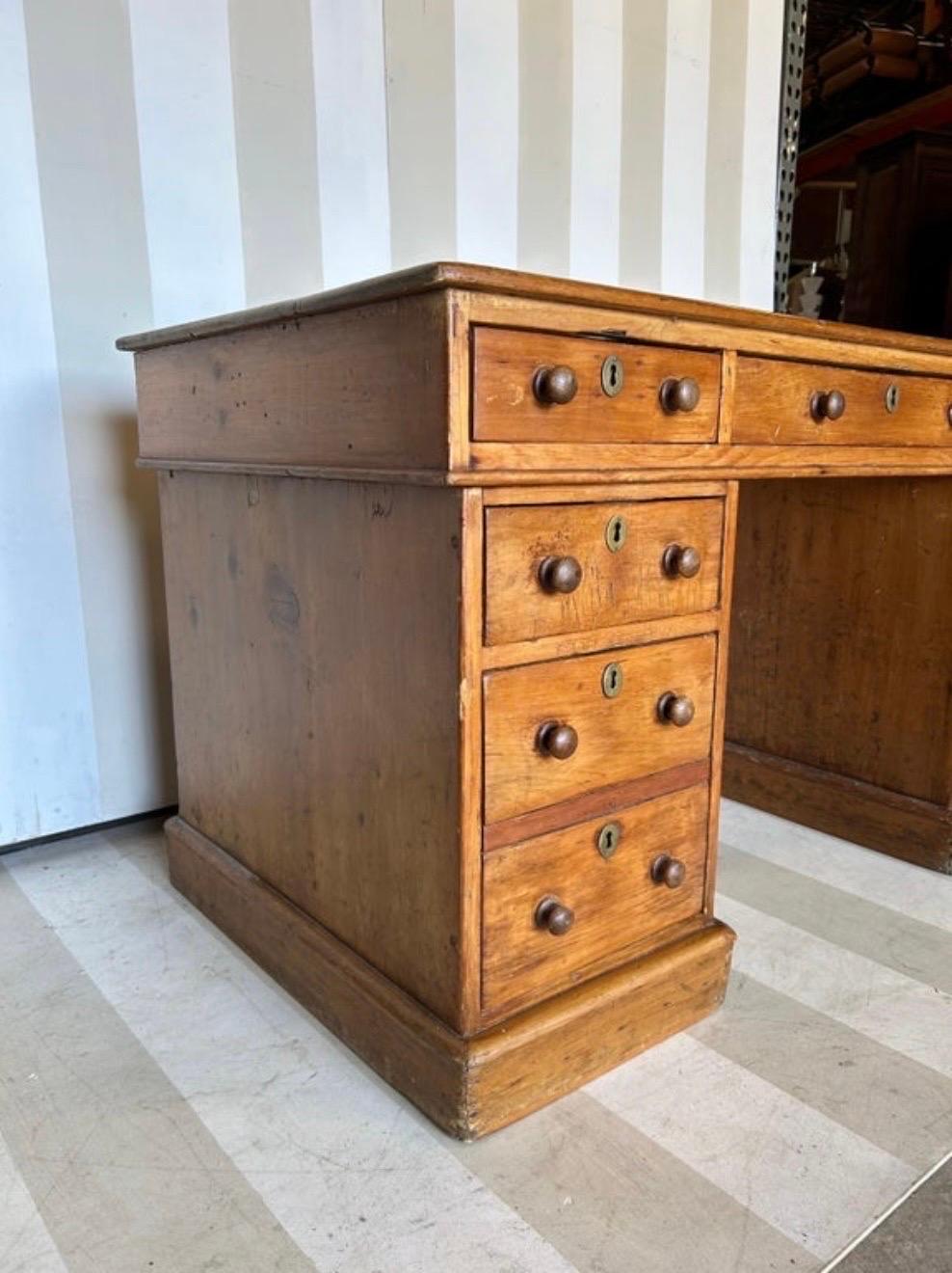 Magnifique bureau de campagne anglais du 19e siècle en pin et cuir toilé Bon état - En vente à Richmond, VA