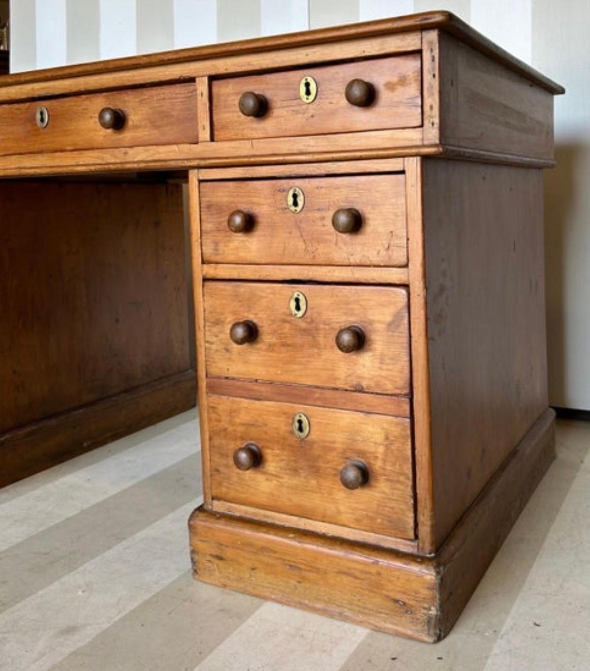 XIXe siècle Magnifique bureau de campagne anglais du 19e siècle en pin et cuir toilé en vente