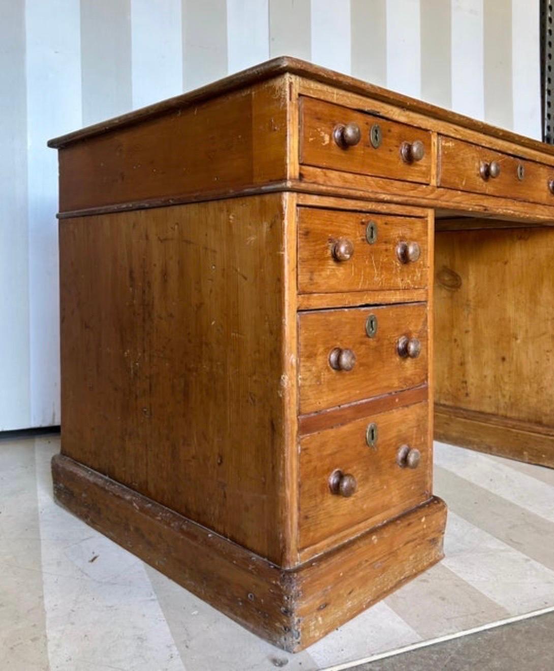 Cuir Magnifique bureau de campagne anglais du 19e siècle en pin et cuir toilé en vente