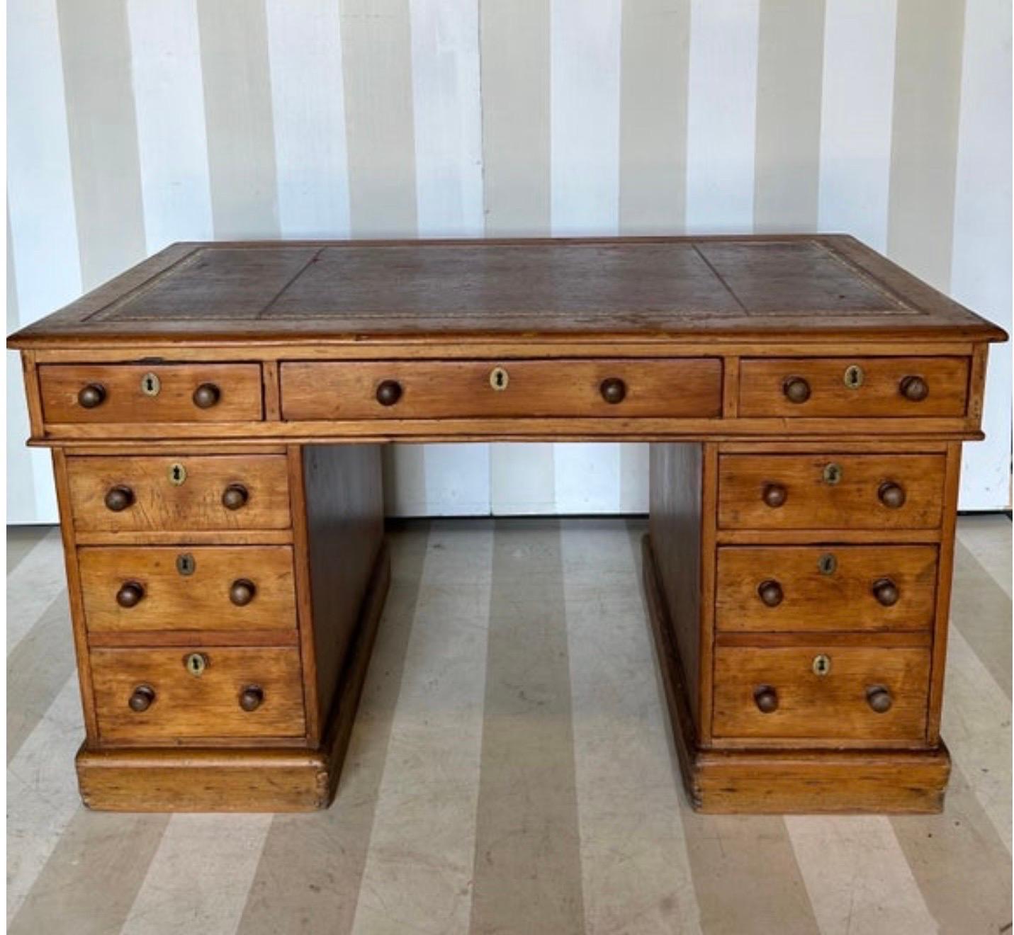 Magnifique bureau de campagne anglais du 19e siècle en pin et cuir toilé en vente 1