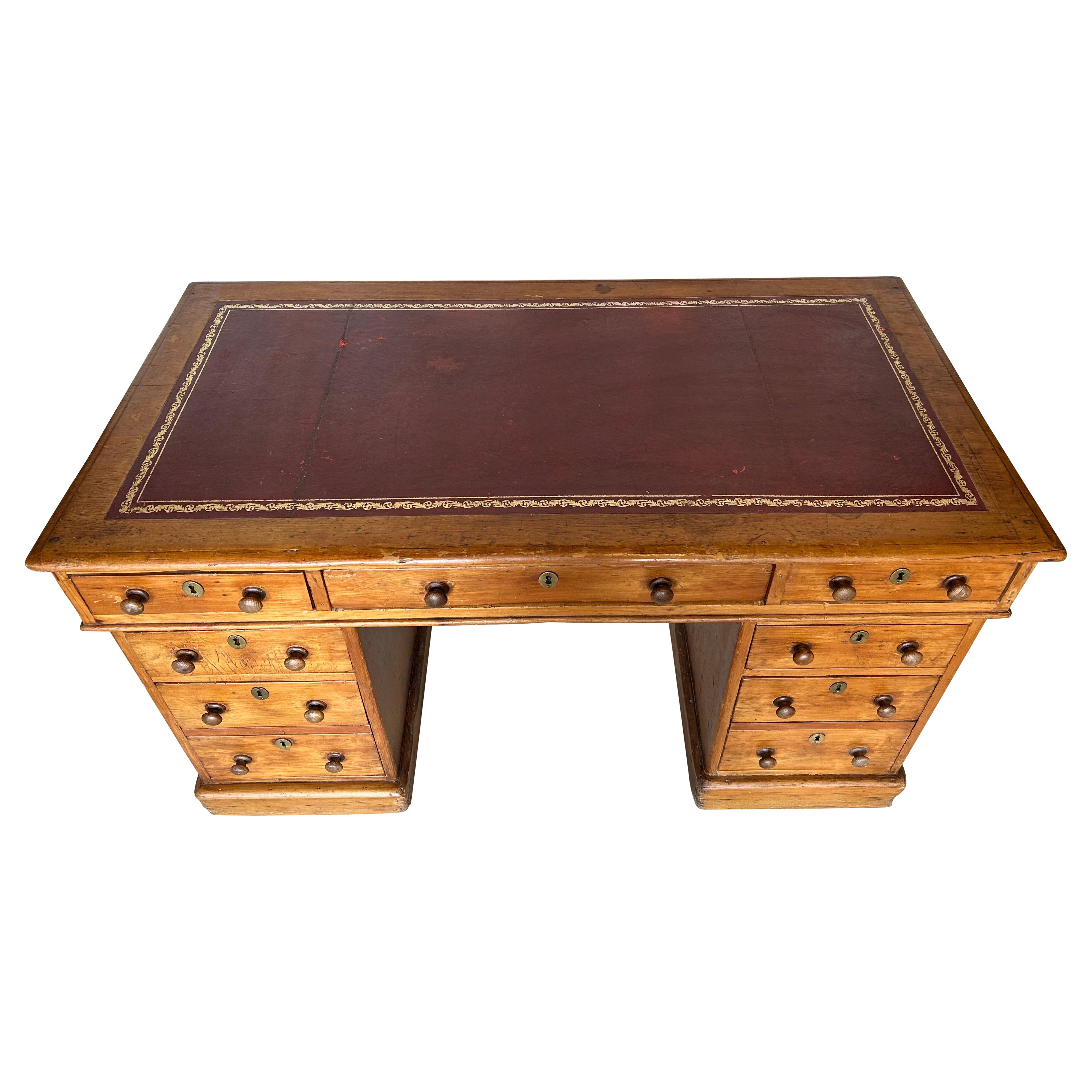 Magnifique bureau de campagne anglais du 19e siècle en pin et cuir toilé en vente