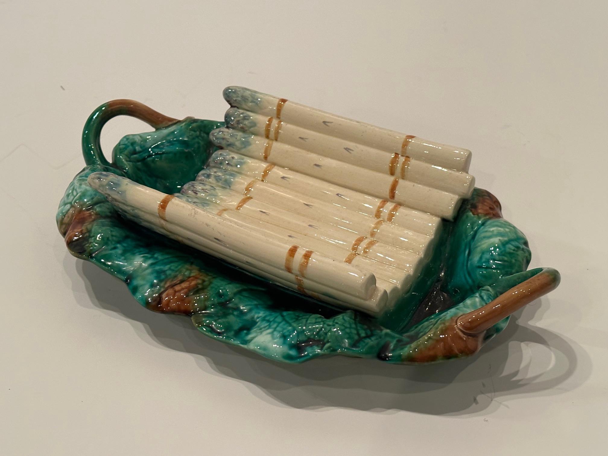 Beautiful 19th Century French Majolica Serving Dish In Good Condition For Sale In Hopewell, NJ
