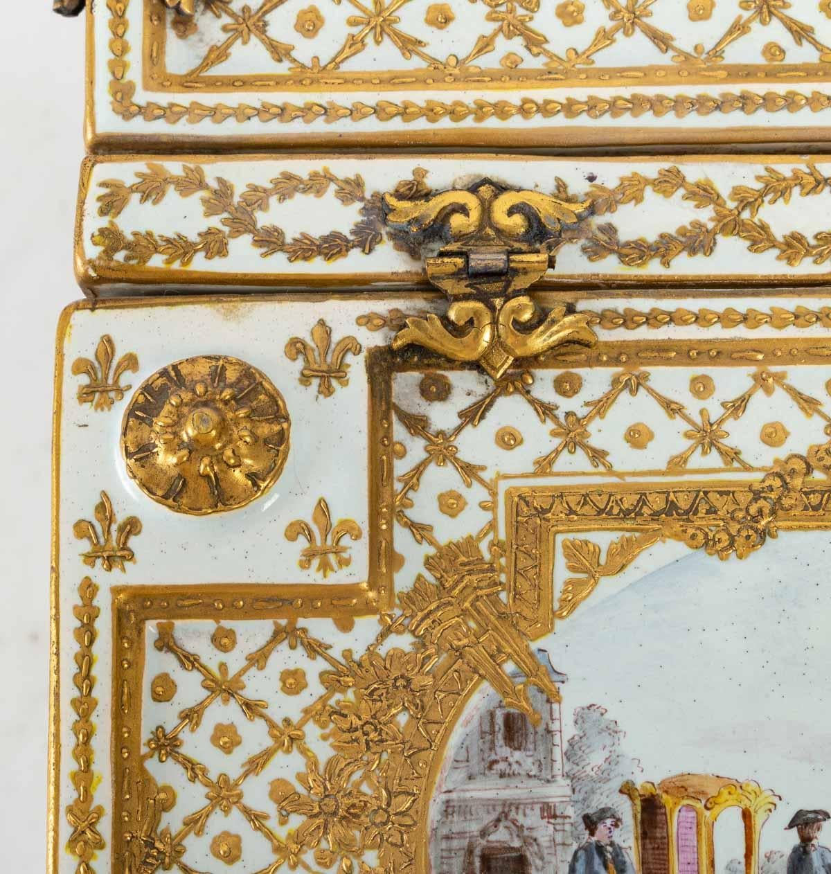 Beautiful 19th century German porcelain piano, Napoleon III period, painting and gold work on porcelain.
Measures: H: 17 cm, W: 36 cm, D: 18 cm.