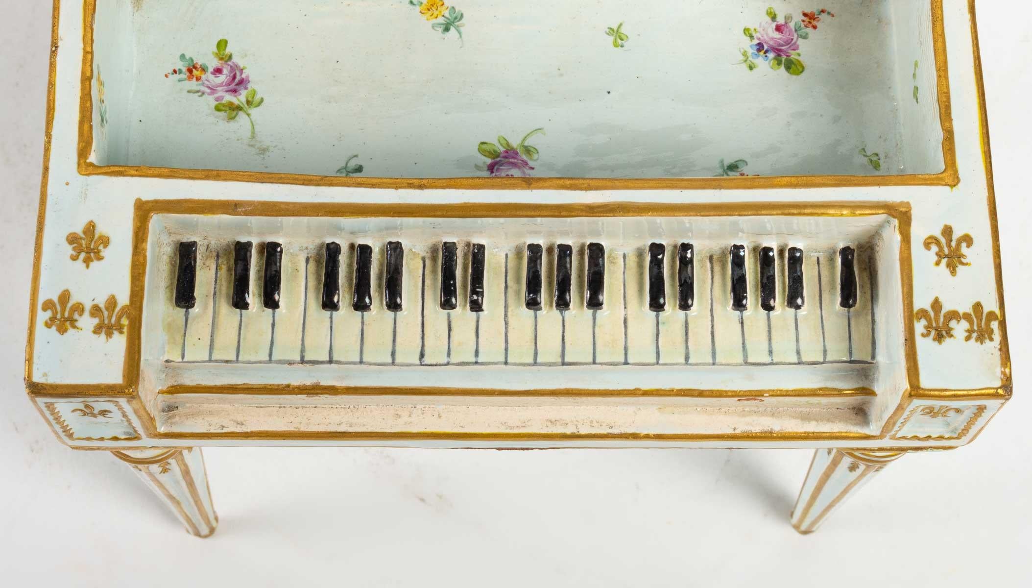 Beautiful 19th Century German Porcelain Piano In Good Condition In Saint-Ouen, FR