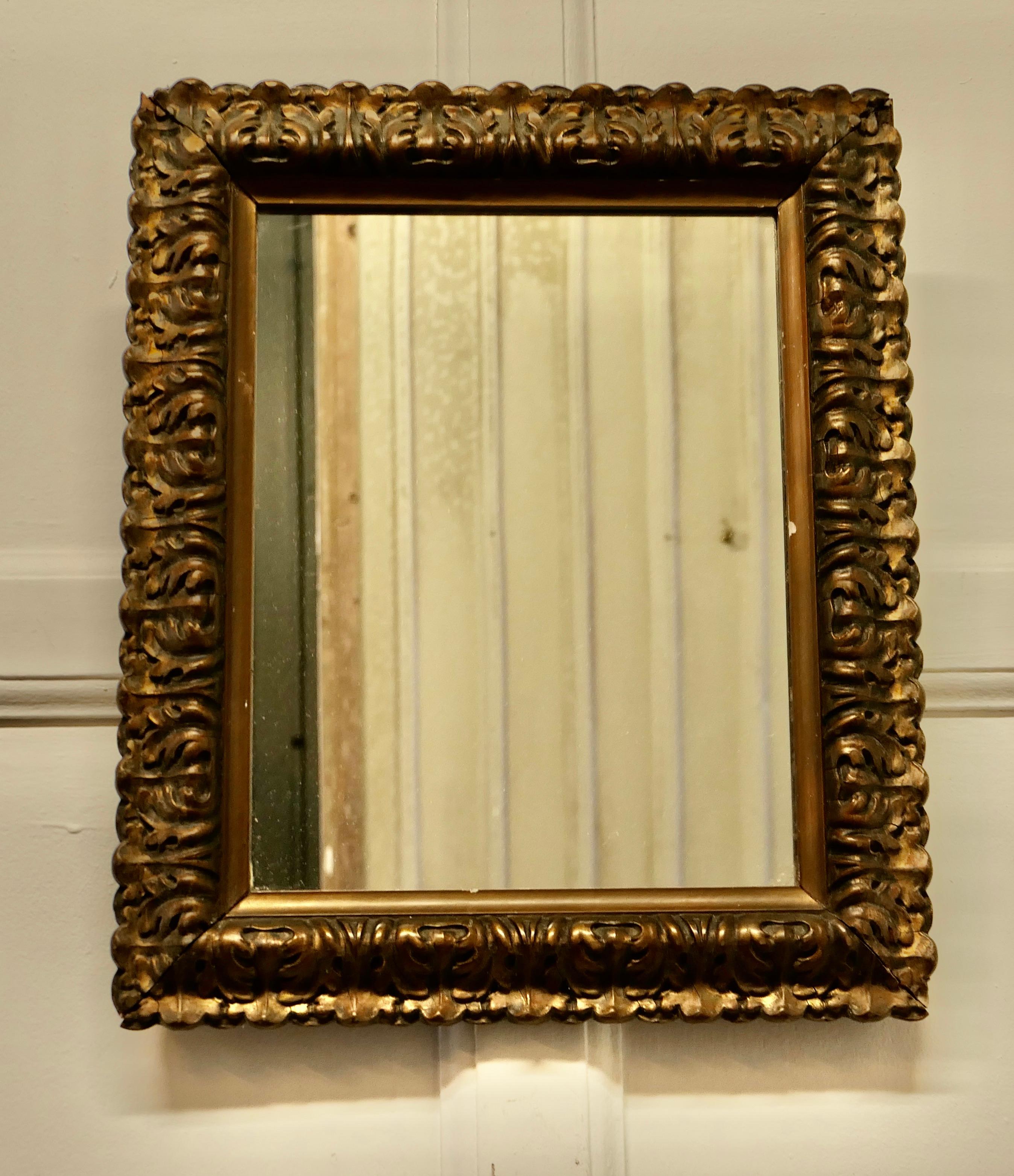 Magnifique miroir mural doré du 19ème siècle

Il s'agit d'un beau miroir ancien, placé dans un cadre doré décoratif profondément moulé de 2,5 pouces, 
La glace est en bon état, le cadre est très attrayant avec des moulures profondes et présente
