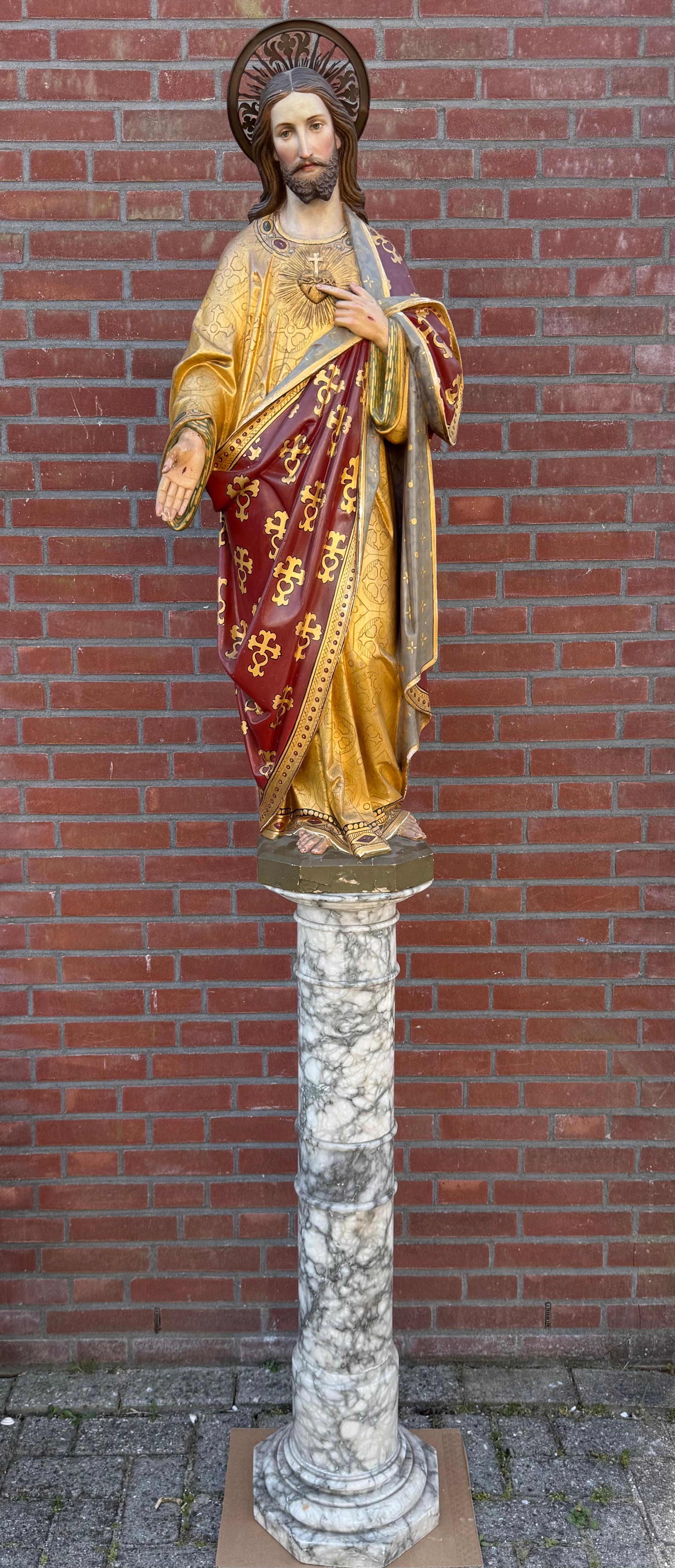 Une représentation puissante et riche en émotions du Sacré-Cœur de Jésus, sculptée à la main dans du bois, de l'argile et richement polychromée, datant de la fin des années 1800. Probablement originaire de France ou de Belgique, cette statue de