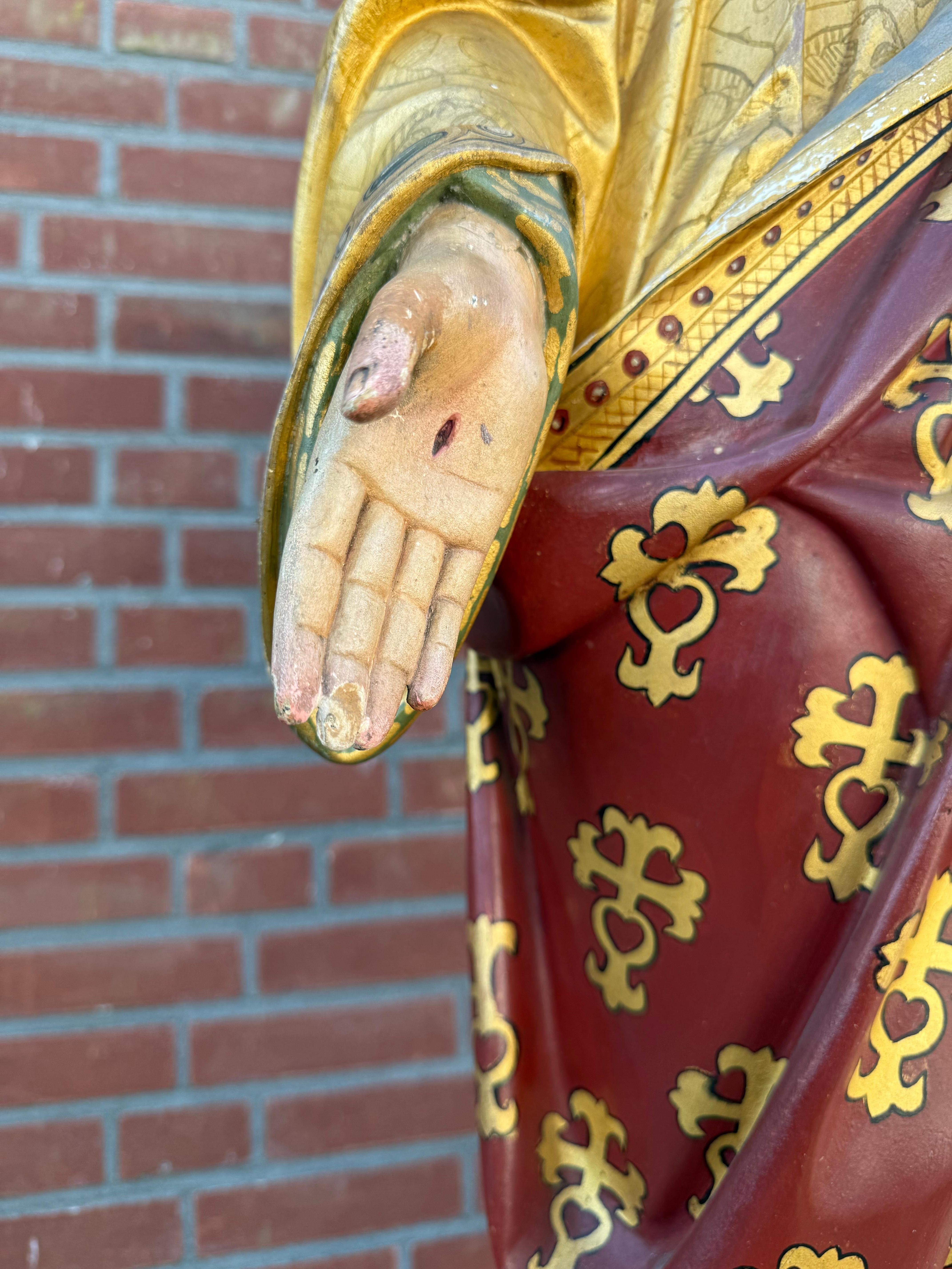 Doré Belle statue du Sacré-Cœur de Jésus du XIXe siècle en Clay and Wood polychrome en vente