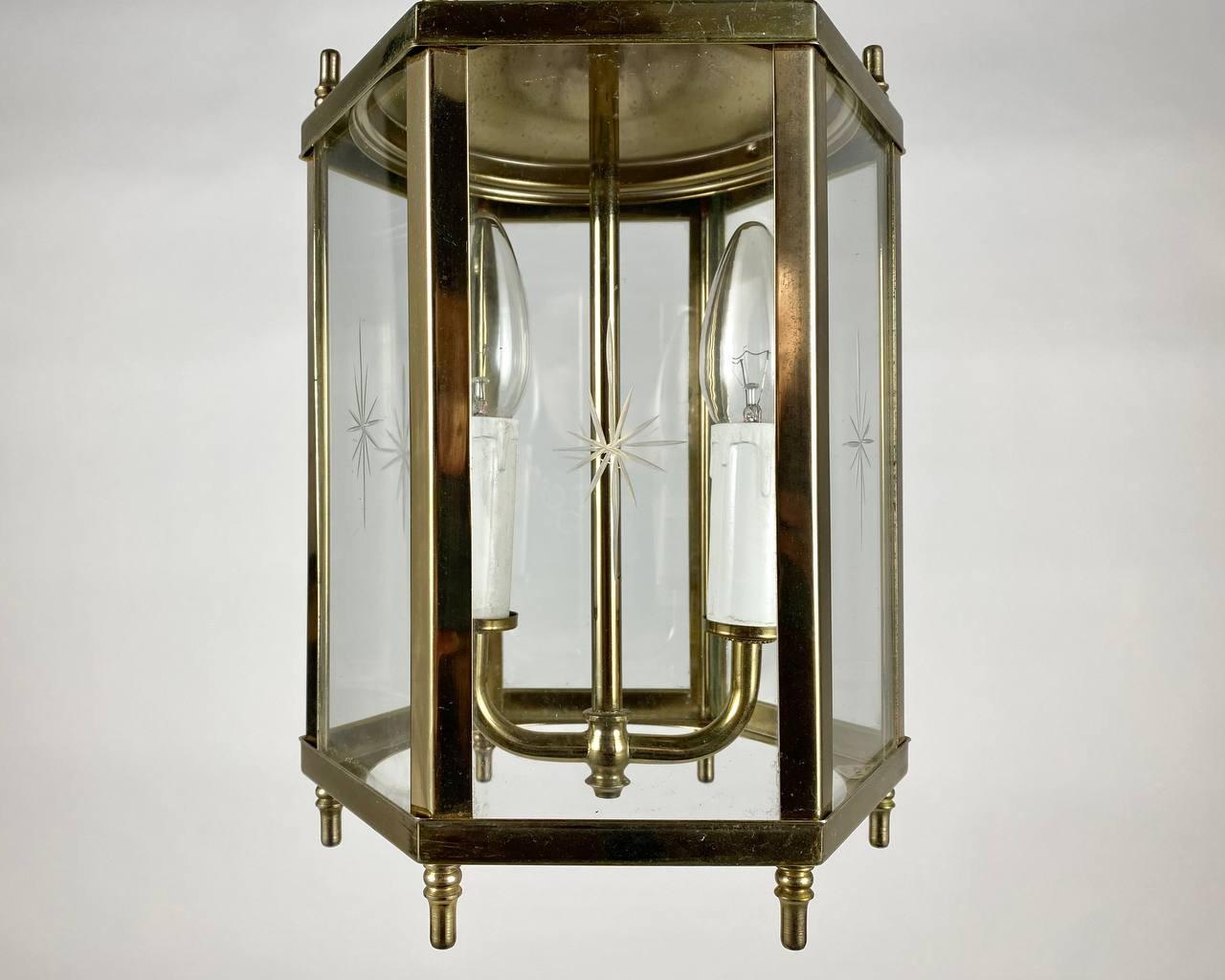 Beautiful 2 Light Lantern, 1980s Vintage Glass and Brass Entry Hall Pendant In Excellent Condition For Sale In Bastogne, BE