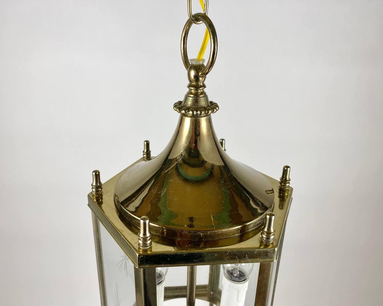 Magnifique lanterne à 2 lumières, années 1980  Pendentif d'entrée en laiton et verre vintage en vente 1