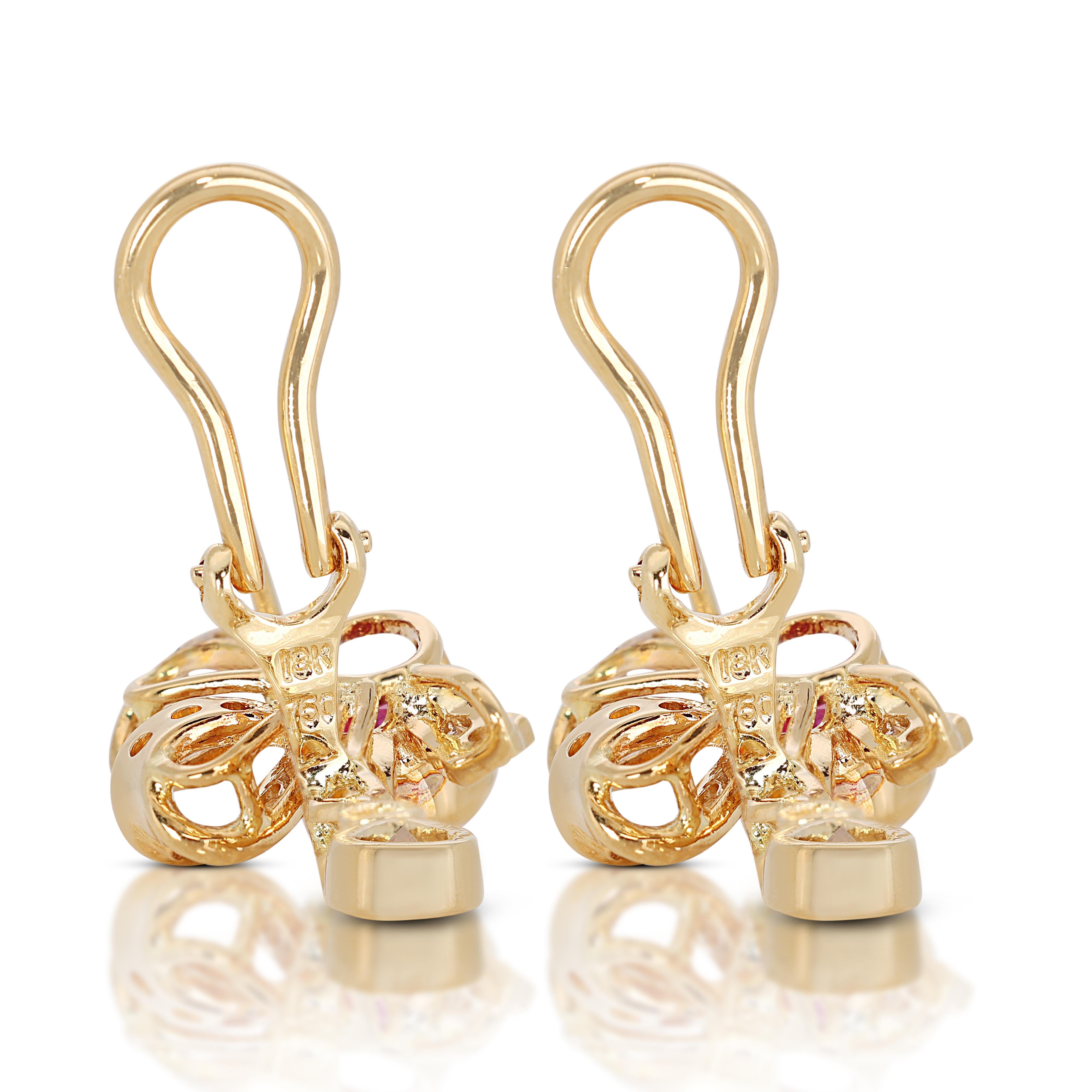 Magnifiques boucles d'oreilles à levier en rubis 2,02 carats avec diamants latéraux étincelants Pour femmes en vente