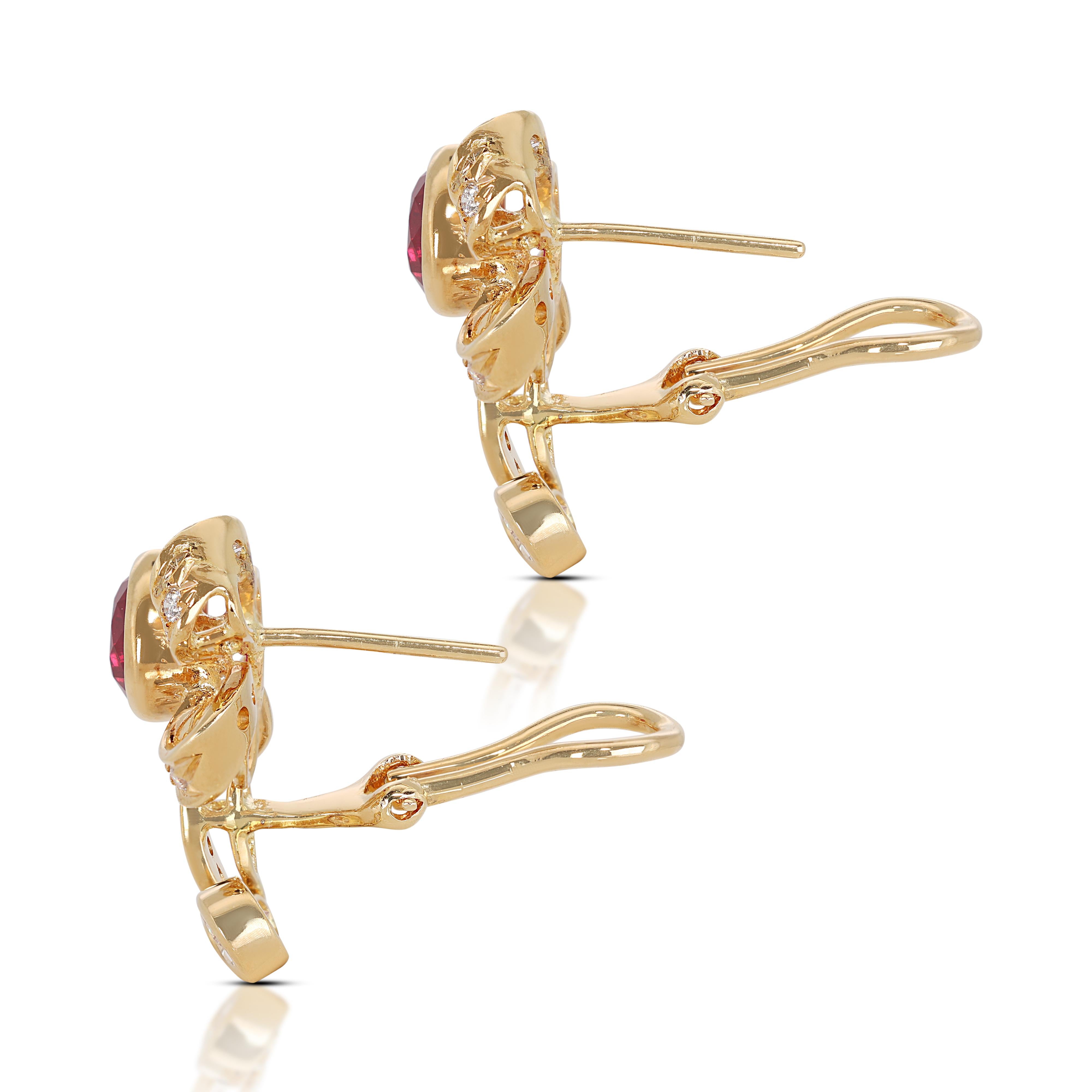 Magnifiques boucles d'oreilles à levier en rubis 2,02 carats avec diamants latéraux étincelants en vente 1