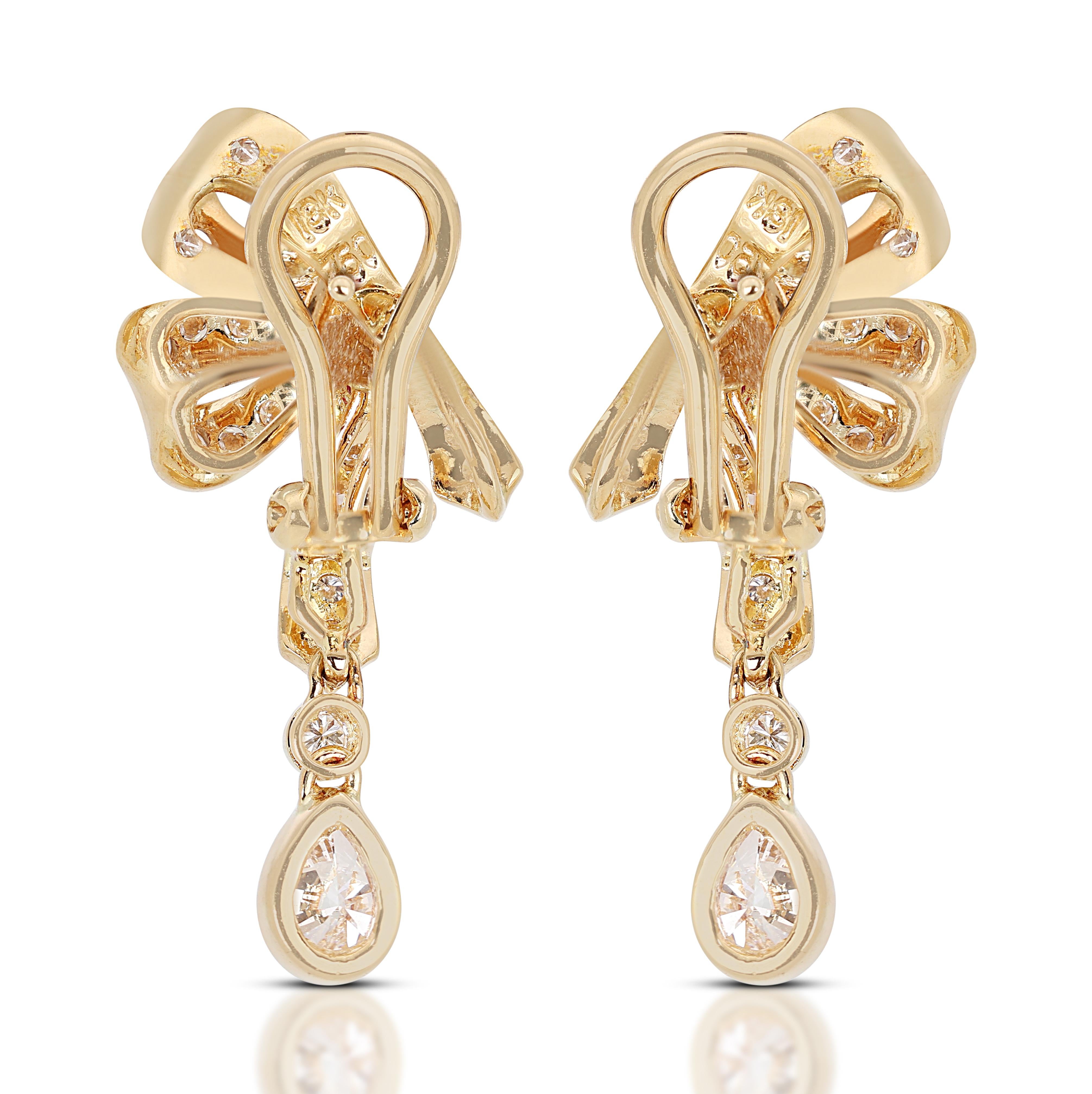 Magnifiques boucles d'oreilles à levier en rubis 2,02 carats avec diamants latéraux étincelants en vente 2