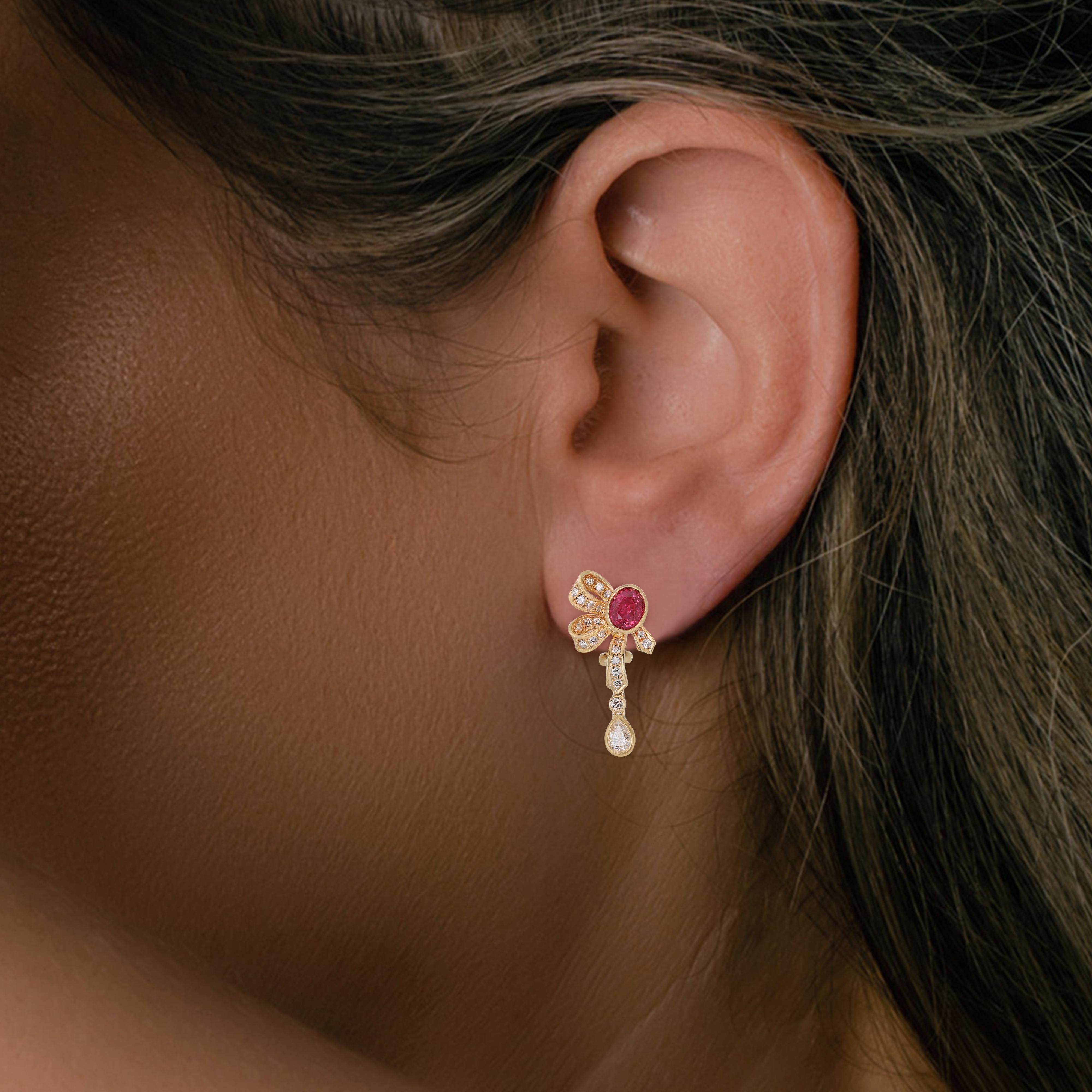 Magnifiques boucles d'oreilles à levier en rubis 2,02 carats avec diamants latéraux étincelants en vente 3