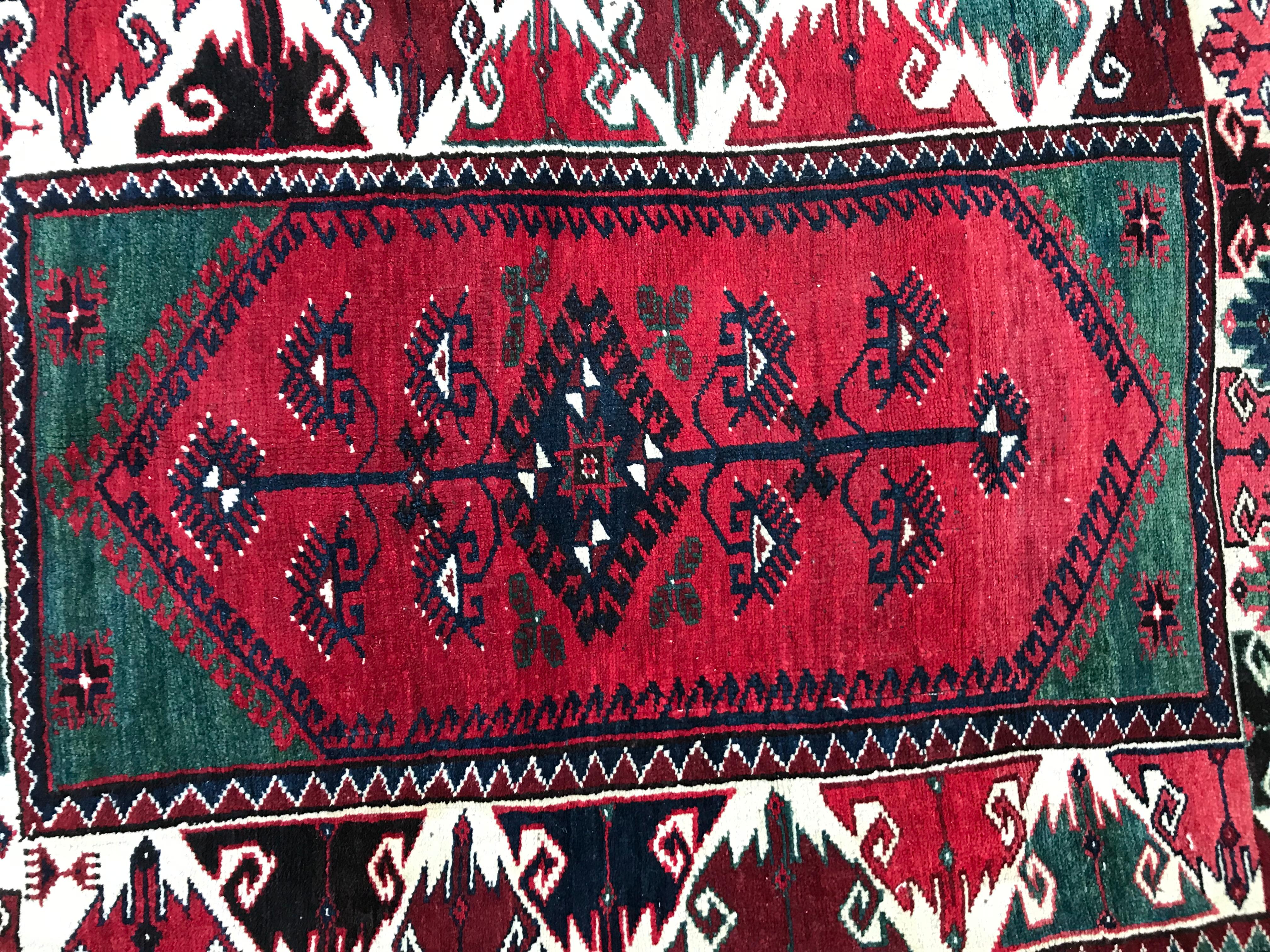 Magnifique tapis turc anatolien du 20e siècle aux couleurs et aux motifs géométriques entièrement noués à la main avec du velours de laine sur une base de laine.

✨✨✨
