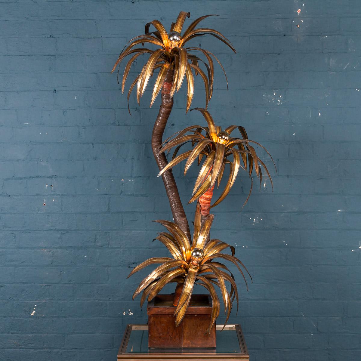 Large and very rare Maison Jansen palm tree floor lamp, 1960s-1970s, with three light points. Of fantastic proportions, superb faux wood effect to the trunk of the lamp, a wonderful piece of interior design from the latter part of the last century
