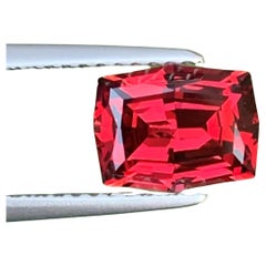 Magnifique grenat rhodolite taille libre de 2,10 carats provenant d'une mine d'Afrique