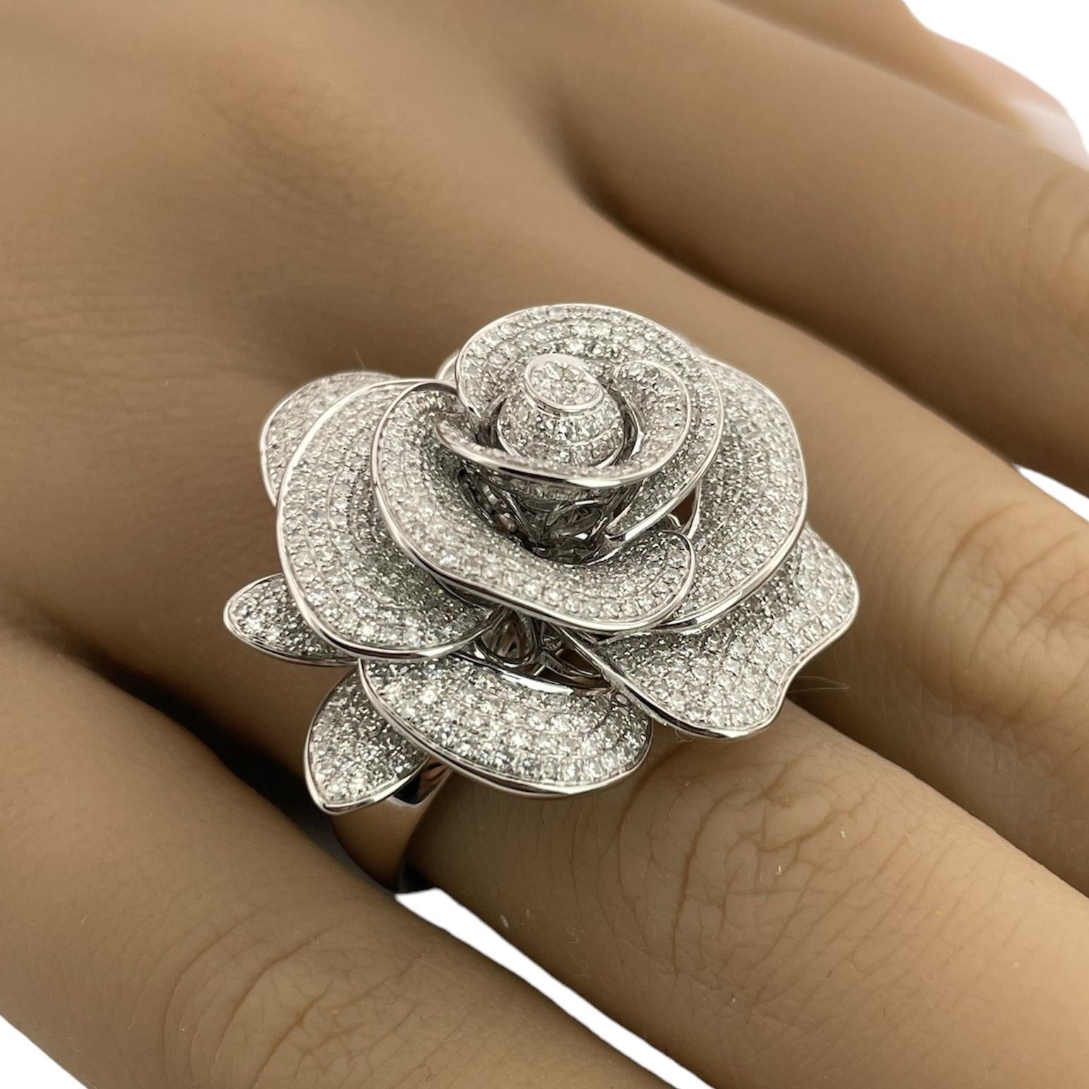Round Cut Beautiful 2.58 Carat 18K White Gold Massive White Natural Diamond Rose Ring For Sale