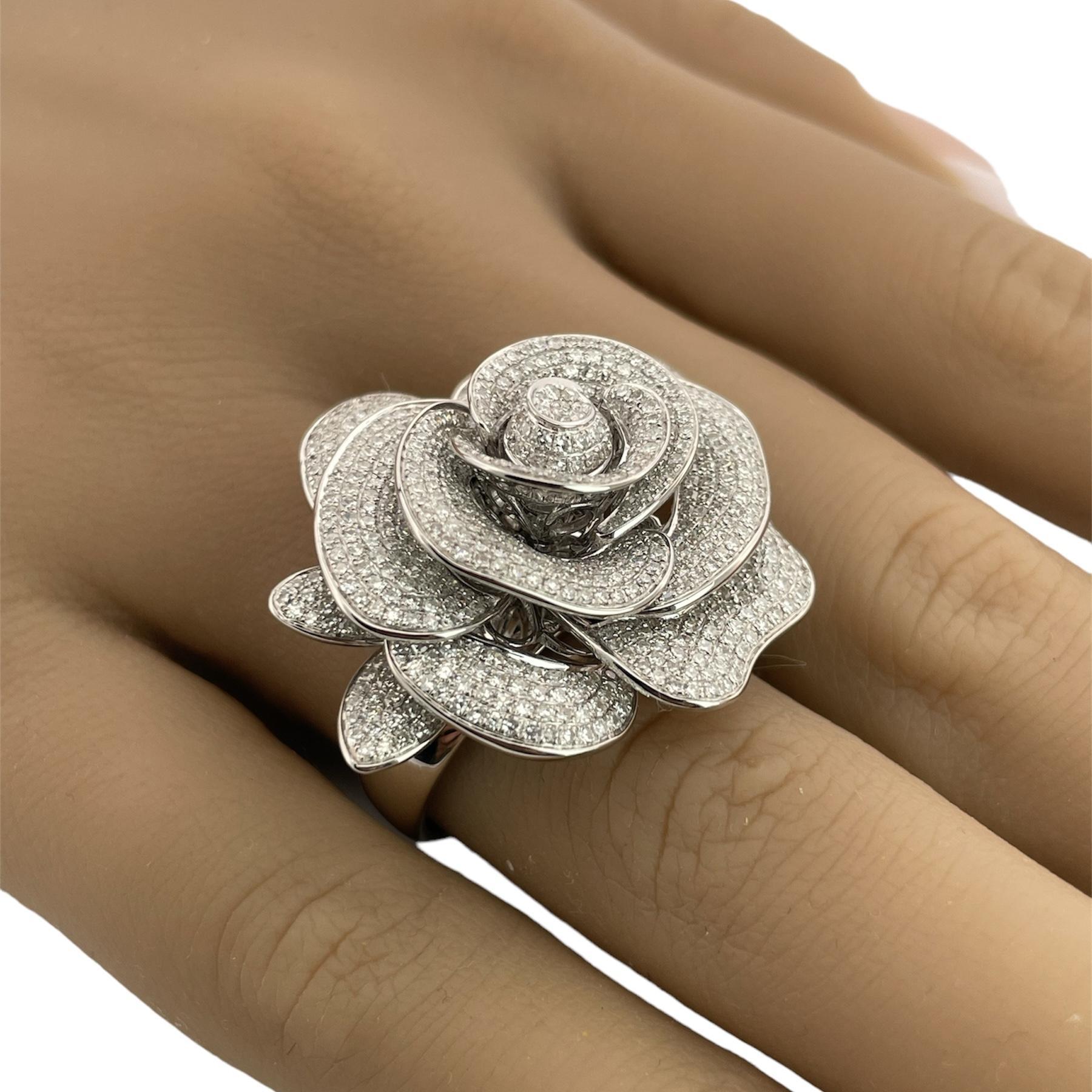 Women's Beautiful 2.58 Carat 18K White Gold Massive White Natural Diamond Rose Ring For Sale