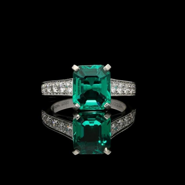 Beautiful 2.59ct Colombian Emerald & Diamond Platinum Solitaire Ring by Cartier In Excellent Condition In London, GB