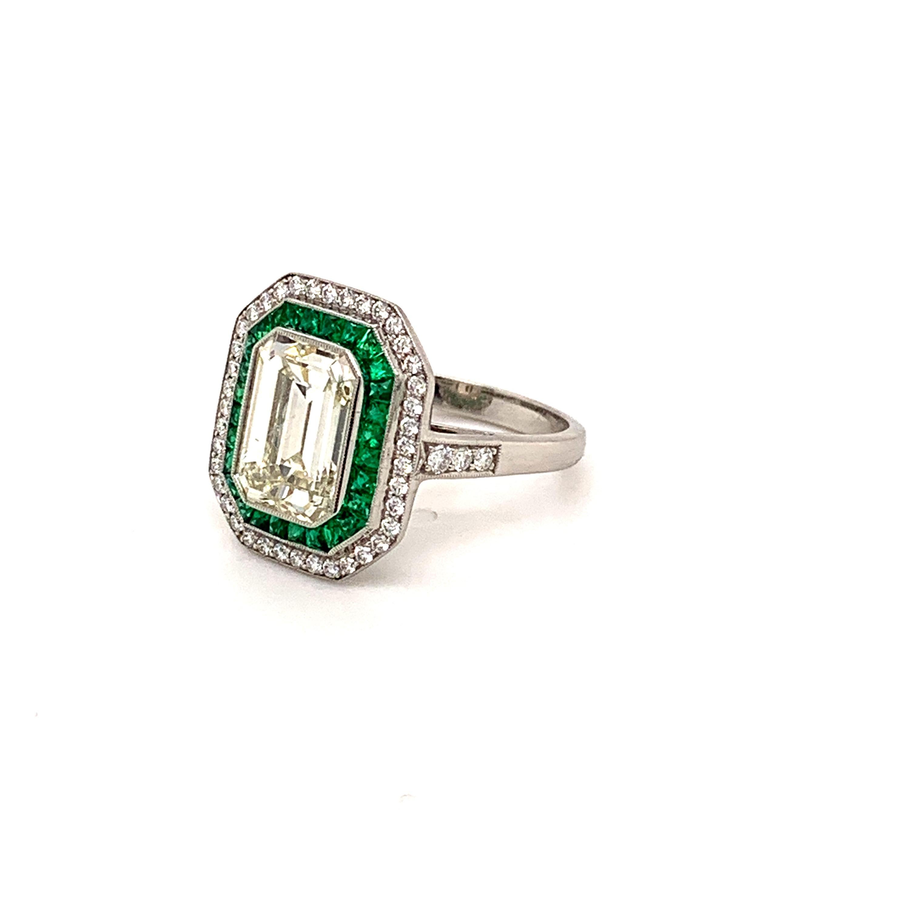 diamond surrounded by emeralds ring