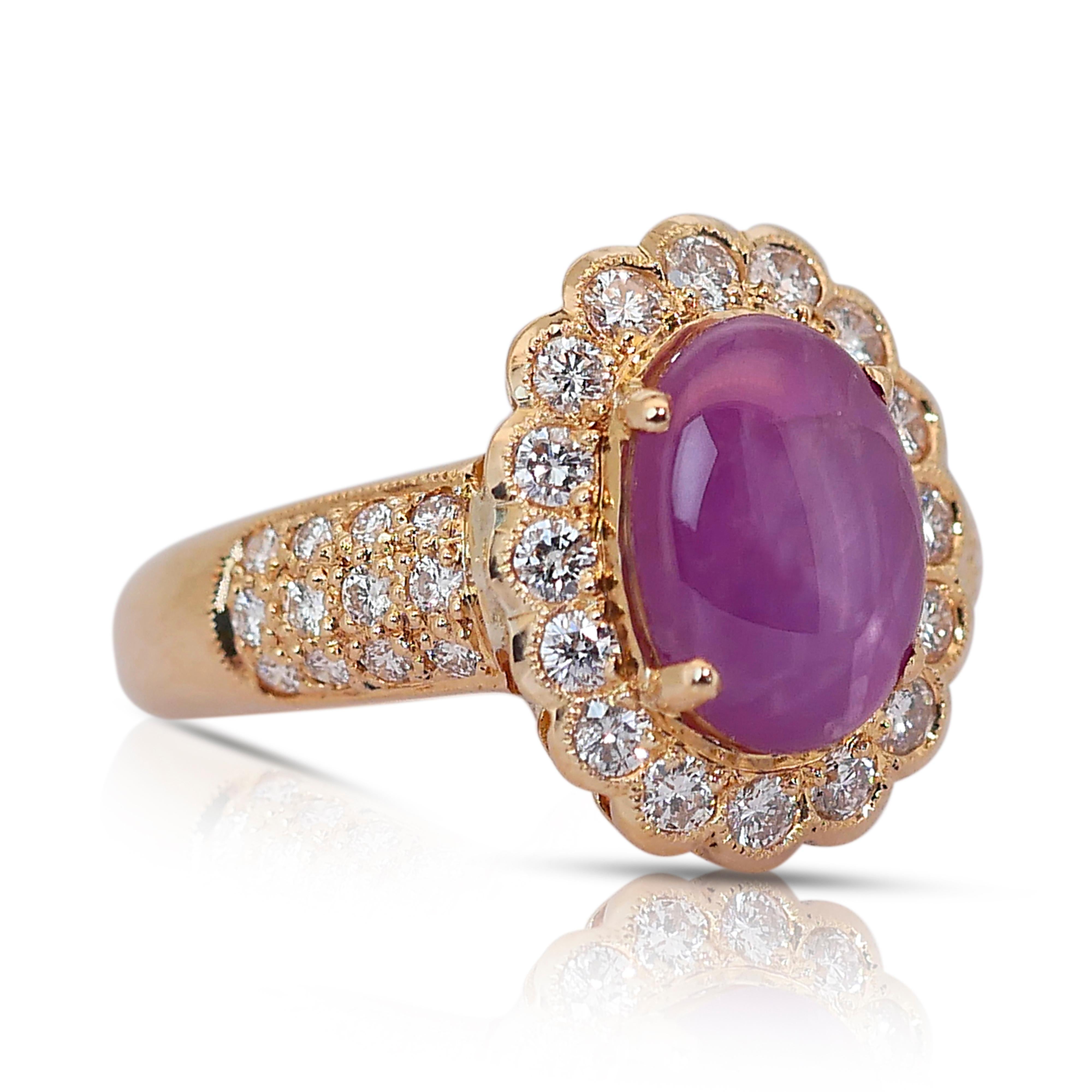 Precioso Anillo de Cóctel de Rubí Estrella y Diamantes de 2,92 ct en Oro Amarillo de 18k - Certificado IGI

Este sofisticado anillo de oro amarillo de 18 quilates tiene como pieza central un cautivador rubí estrella de 2,11 quilates, que muestra una