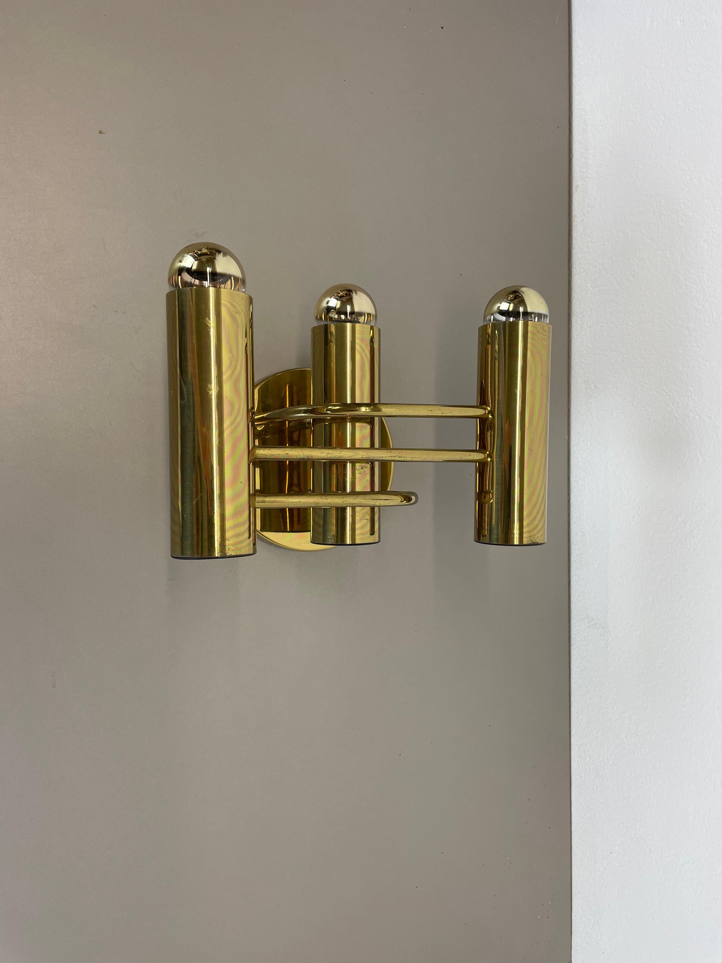 Article:

wall light with 3 lights



Producer: LEOLA Leuchten, Germany

Designer: Gaetano Sciolari

Origin: Germany



Age:

1980s



This modernist light was produced in Germany in the 1970s by LEOLA Leuchten. It is made from solid metal and brass