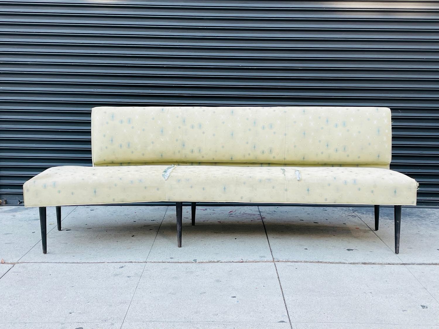 Beautiful and unique 3 seater sofa designed by Edward Wormley and manufactured in the 1950s by Dunbar furniture.

The piece has beautiful architectural lines, it retains the original fabric and finish.

The piece needs to be refinished and