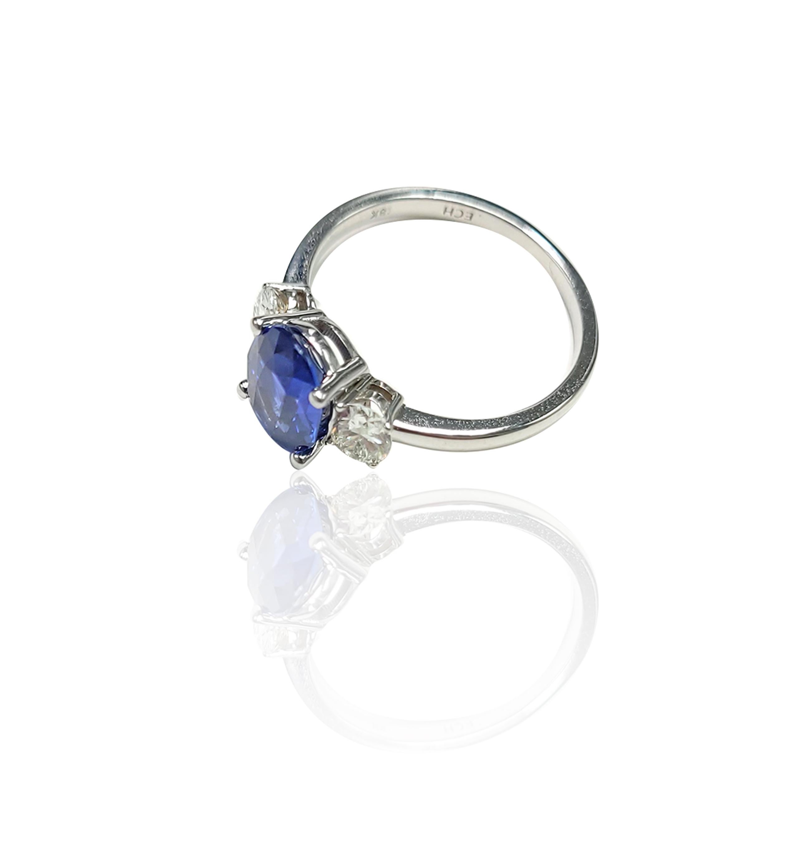Schöner Ring mit 3 Steinen, Saphir und weißem Diamant (Ovalschliff)