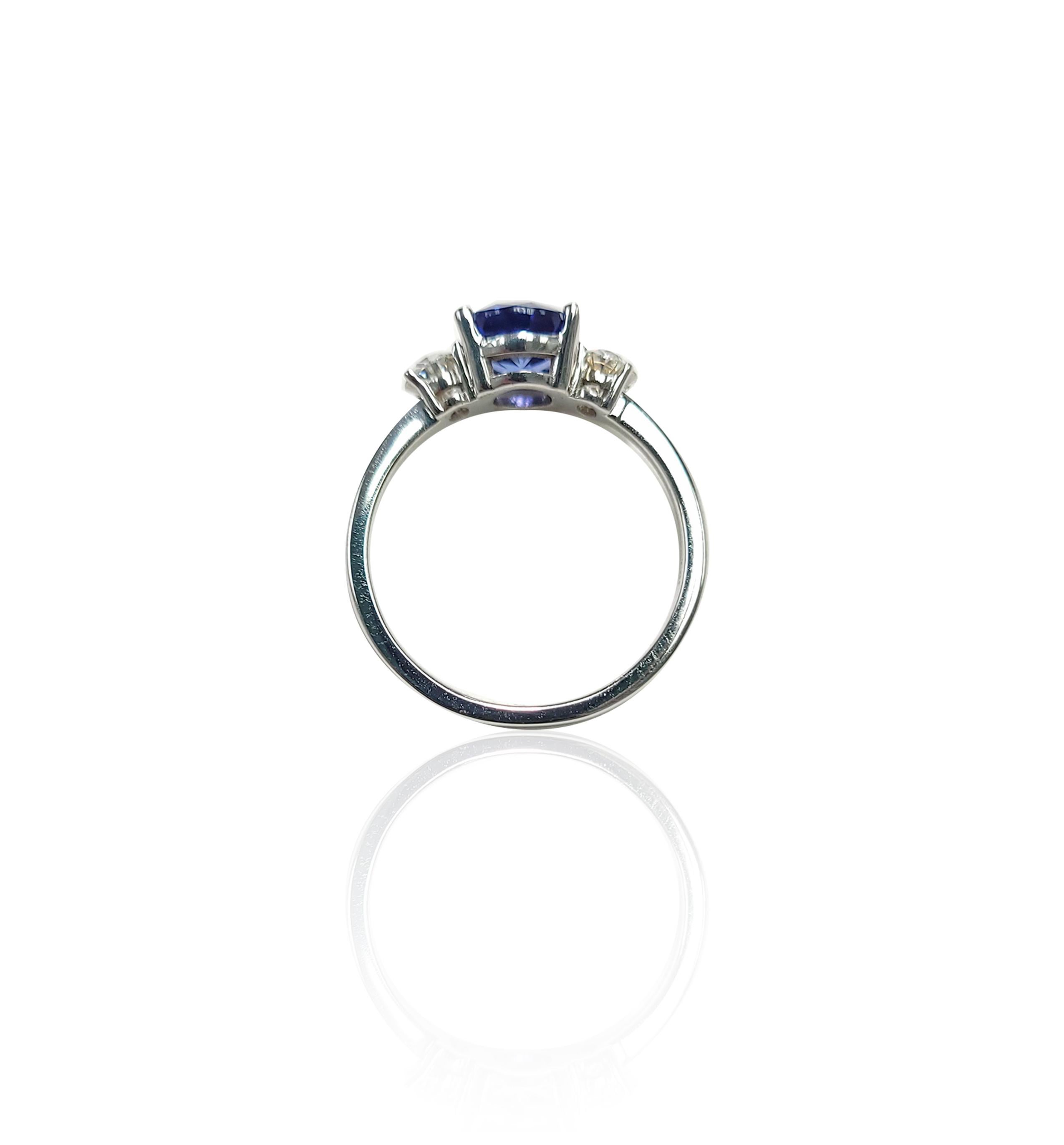 Schöner Ring mit 3 Steinen, Saphir und weißem Diamant im Zustand „Neu“ in Great Neck, NY