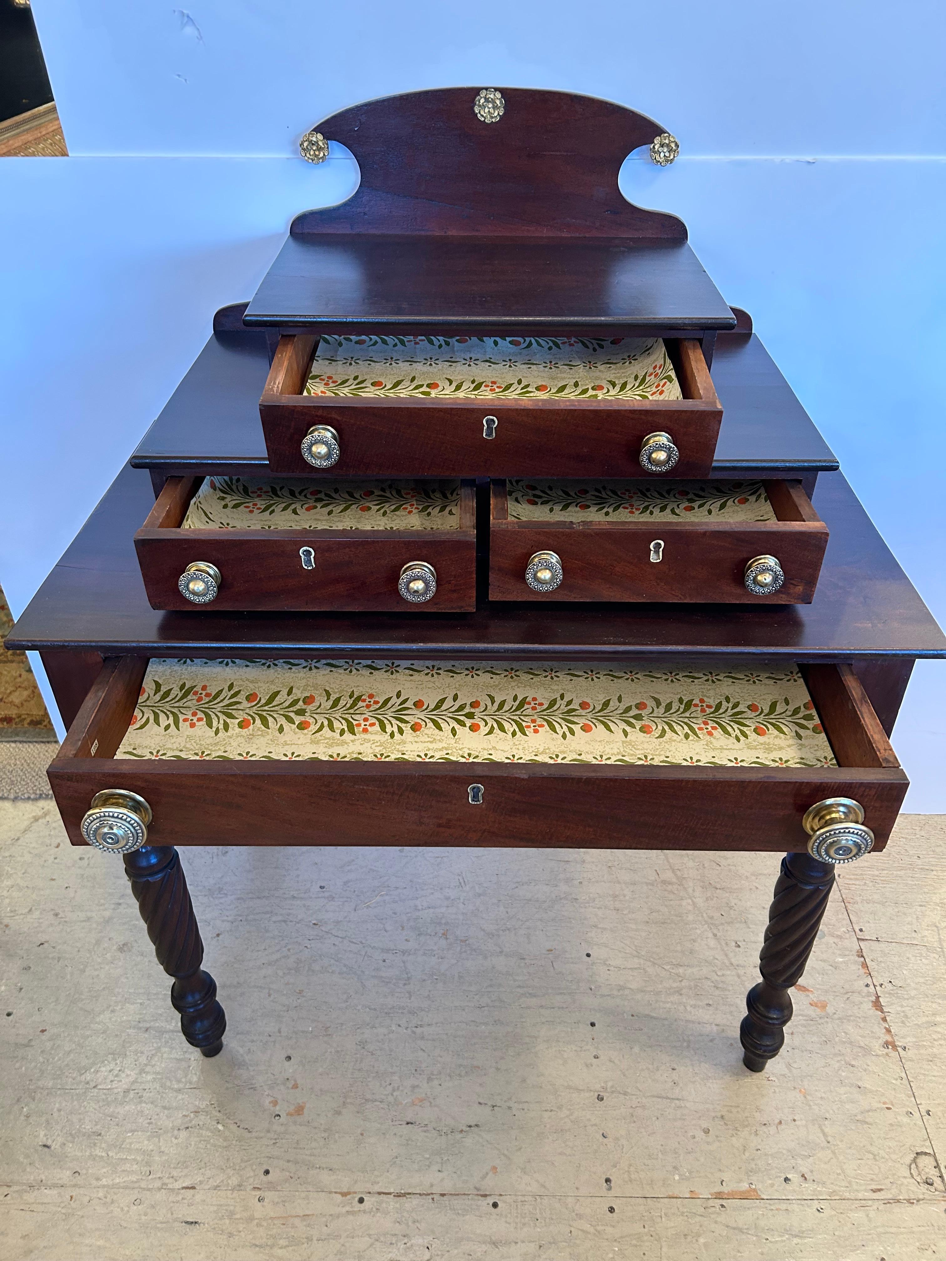 Beautiful 3 Tier Stepped Mahogany Dressing Table (amerikanisch) im Angebot