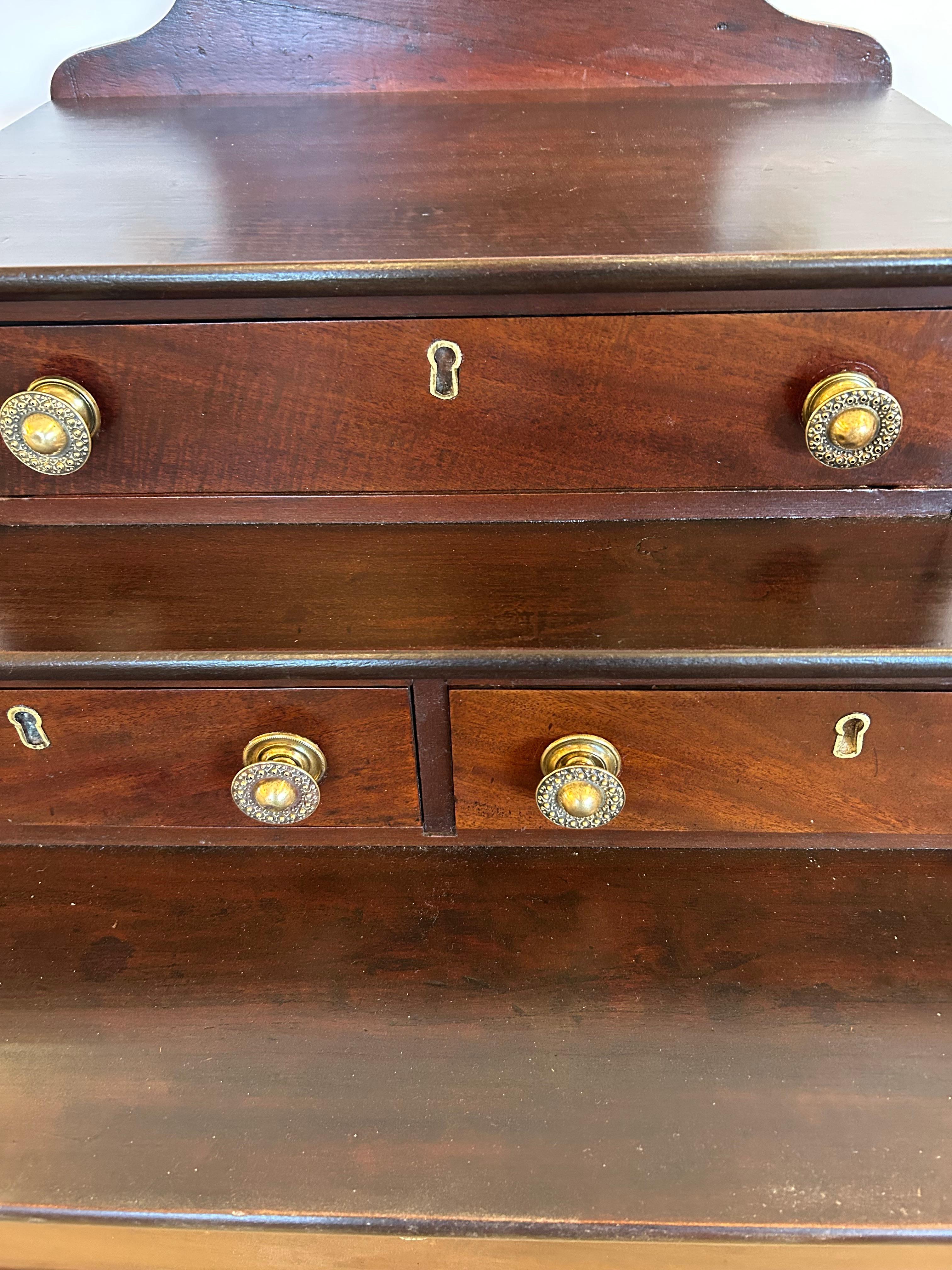 Beautiful 3 Tier Stepped Mahogany Dressing Table im Zustand „Gut“ im Angebot in Hopewell, NJ