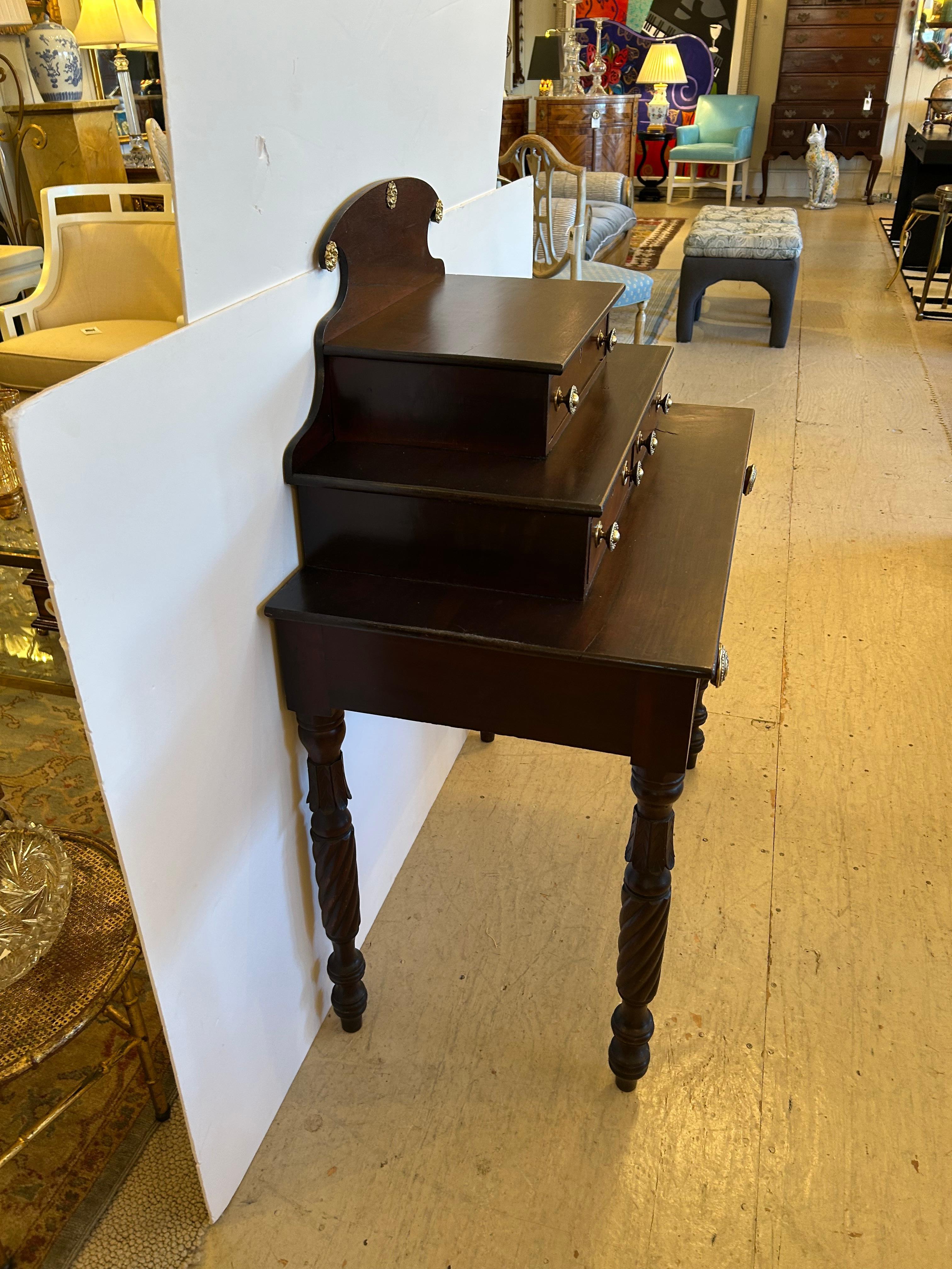 Beautiful 3 Tier Stepped Mahogany Dressing Table (Messing) im Angebot