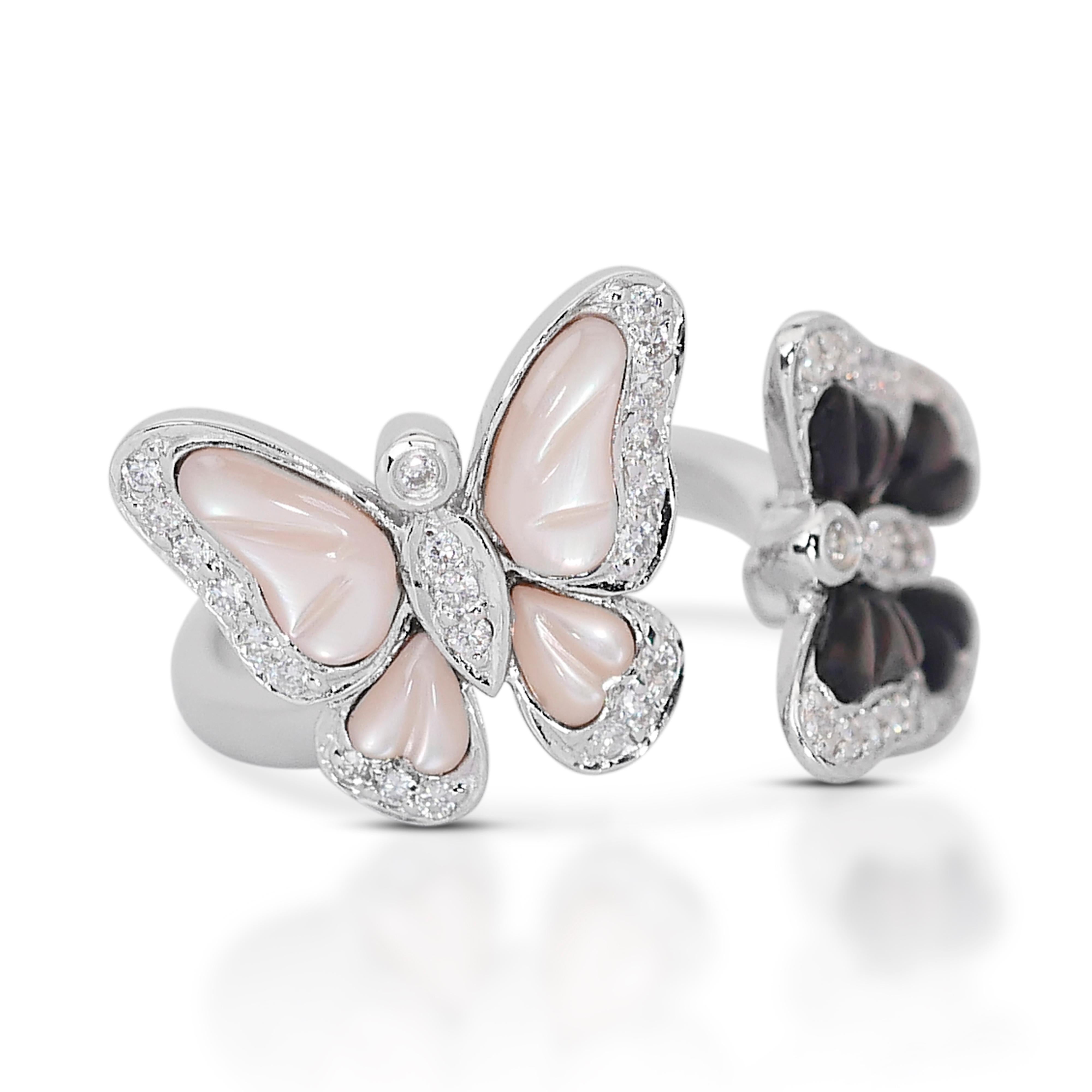 Beautiful 3.31ct Diamonds and Mother of Pearl Ring in 18k White Gold with GCI Certification

This elegant 18k white gold ring features eight luminous mother of pearl with 8 carved parts, totaling 3.00-carat, offering a soft, iridescent glow.