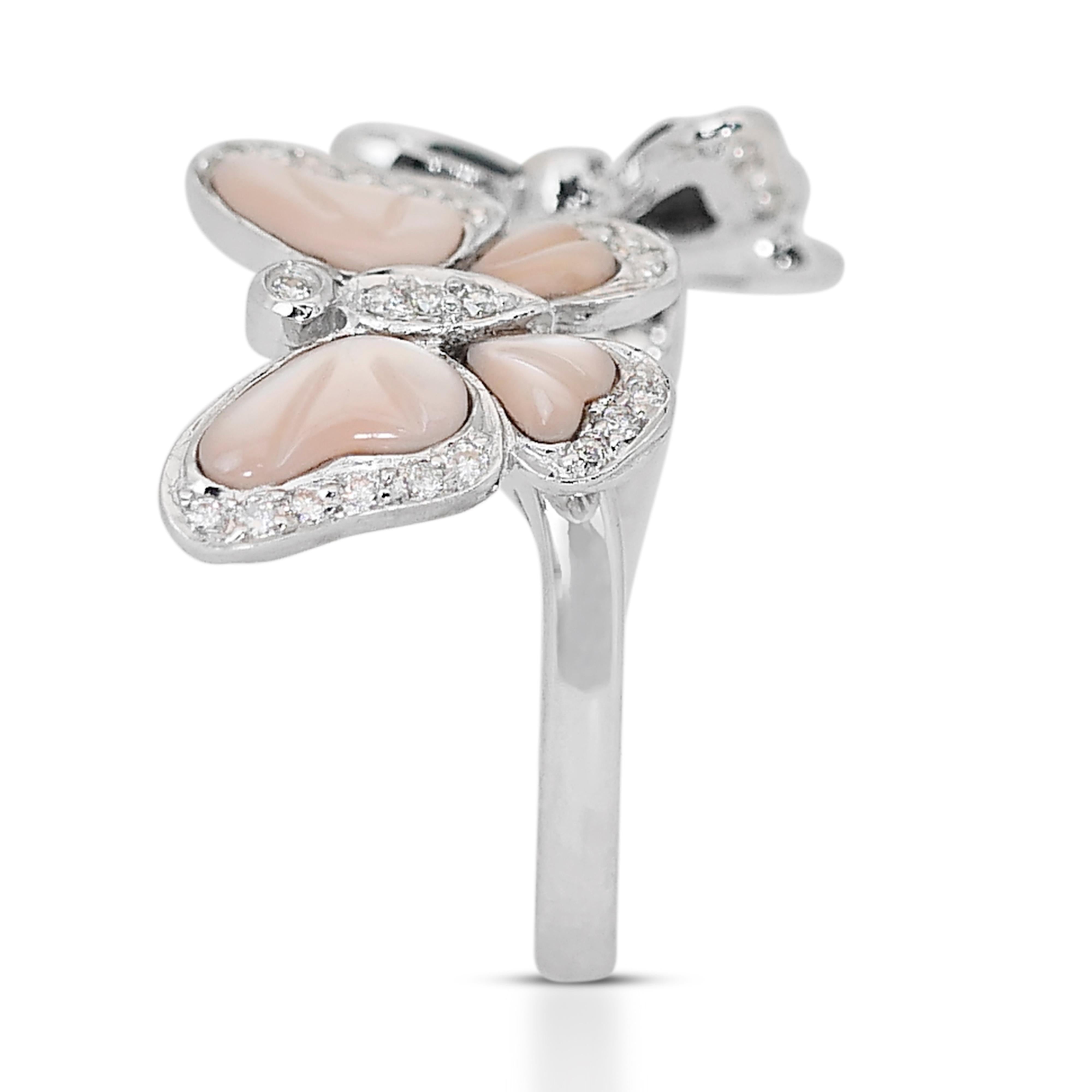 Beautiful 3.31ct Diamonds and Mother of Pearl Ring in 18k White Gold 2