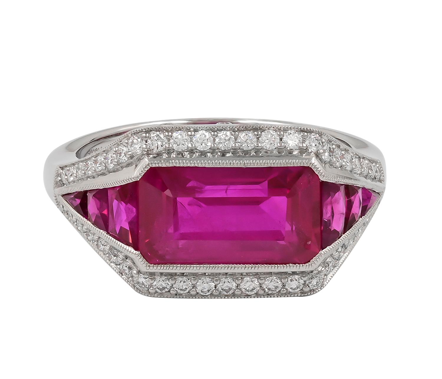 Bague en rubis et diamants par Sophia D. La bague présente un rubis de 3,52 carats avec des diamants de 0,59 carat flanqués de rubis de 0,45 carat en sertissage Art déco en platine. 

