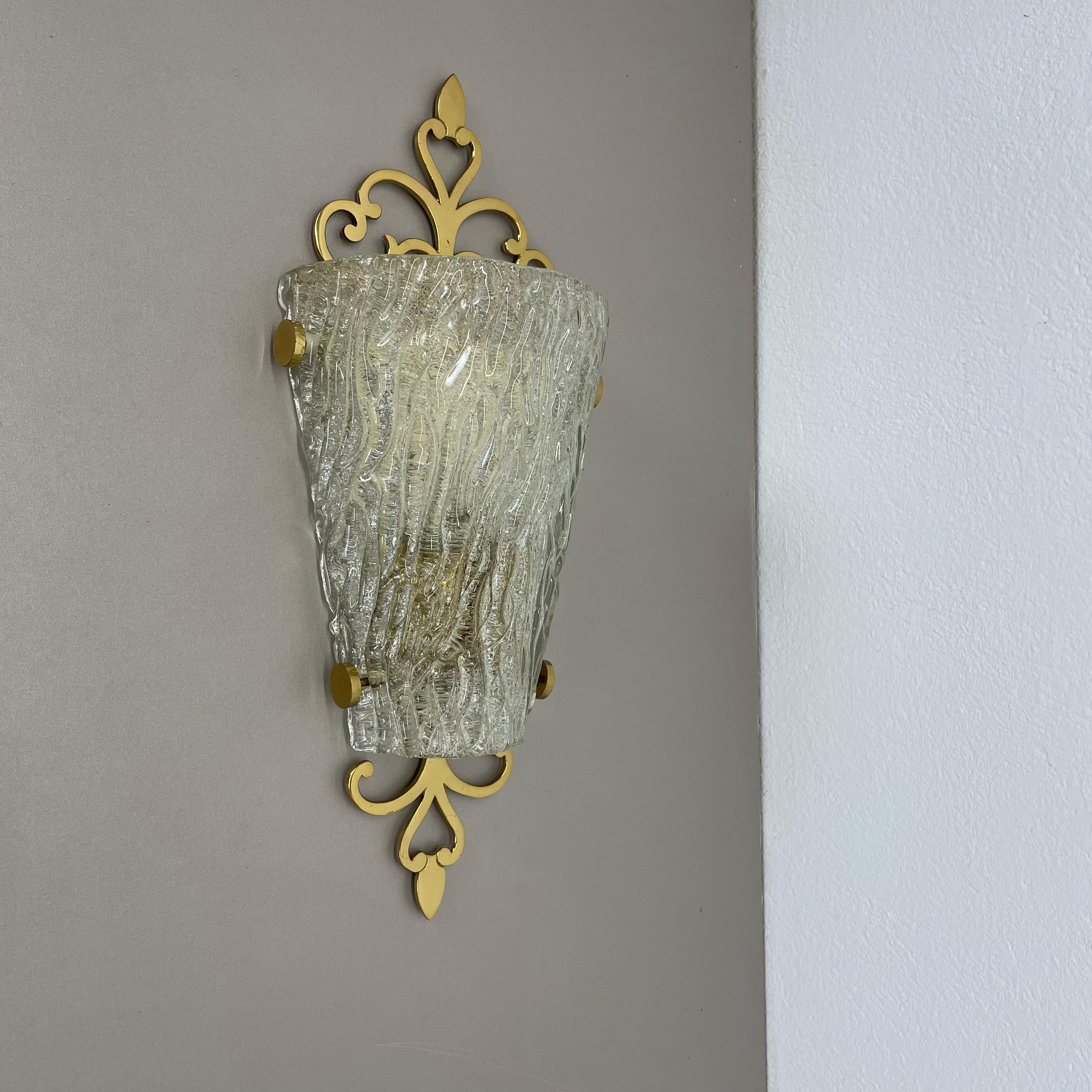 Articolo:

Applique da parete


Origine:

Germania



Età:

1970s



Questa originale applique modernista è stata prodotta in Germania negli anni Settanta. È realizzato in vetro ghiaccio pesante e ha un fissaggio a parete in ottone. La lampada ha