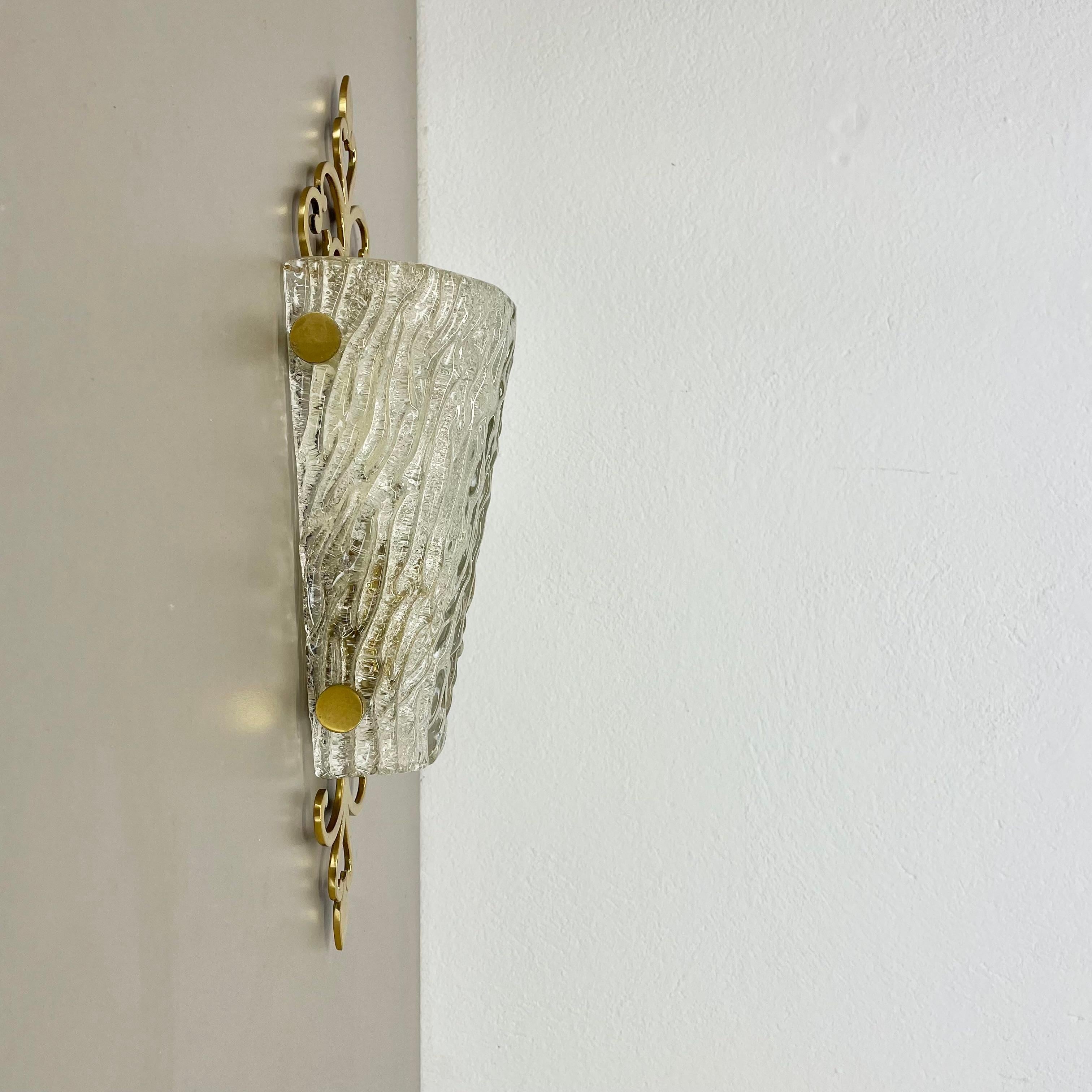 Mid-Century moderno bellissima applique di 41 cm in ottone e vetro di ghiaccio in stile Kalmar, Germania anni '70 in vendita