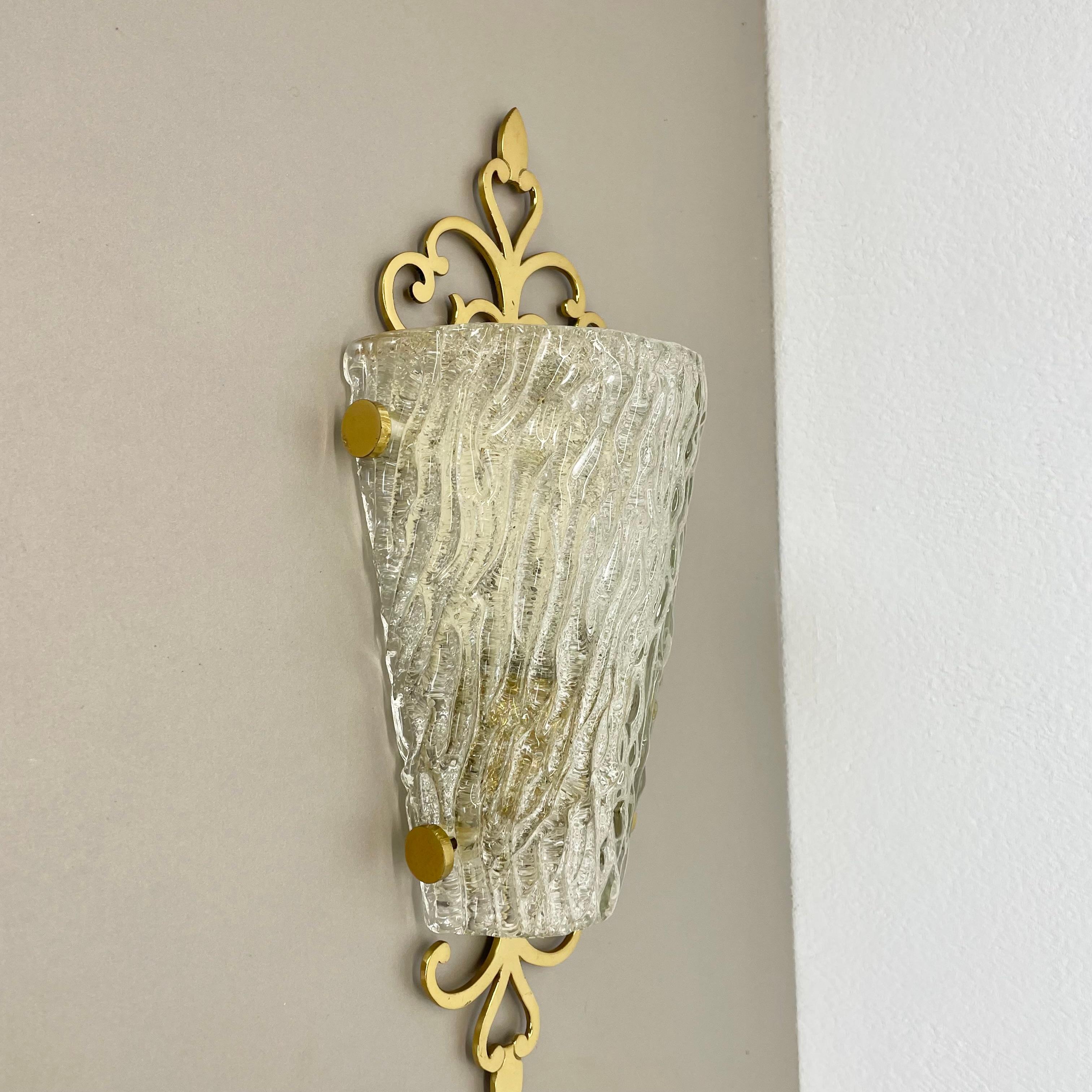 Tedesco bellissima applique di 41 cm in ottone e vetro di ghiaccio in stile Kalmar, Germania anni '70 in vendita