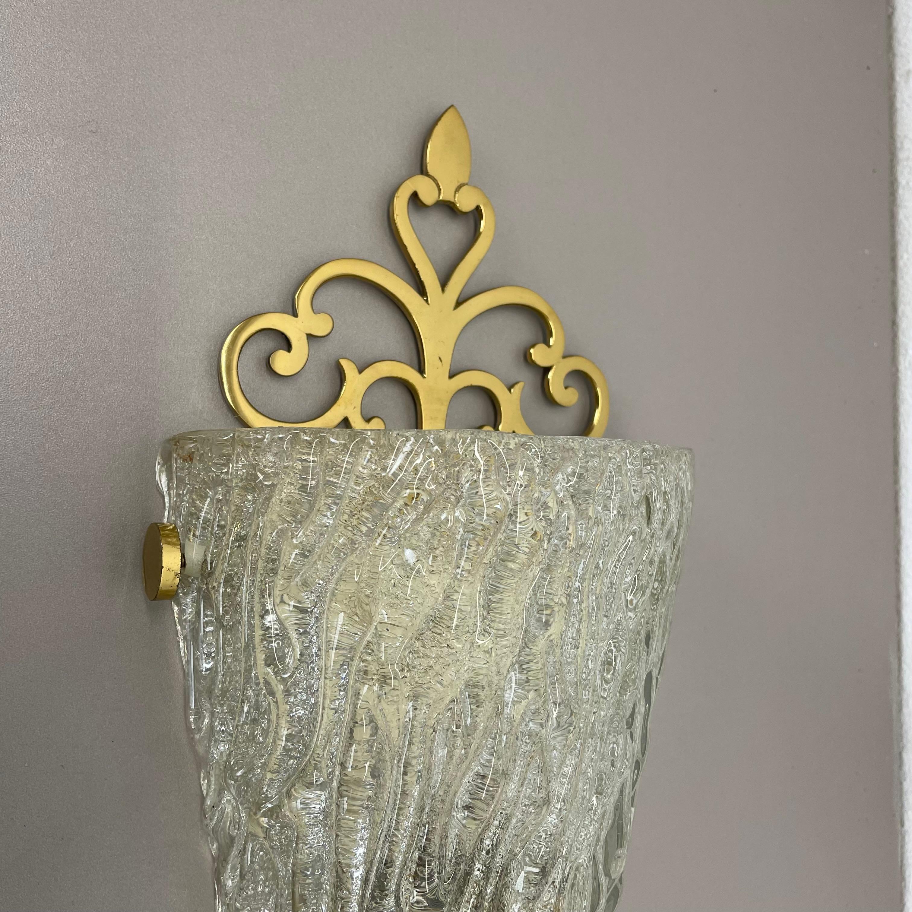 bellissima applique di 41 cm in ottone e vetro di ghiaccio in stile Kalmar, Germania anni '70 In condizioni buone in vendita a Kirchlengern, DE