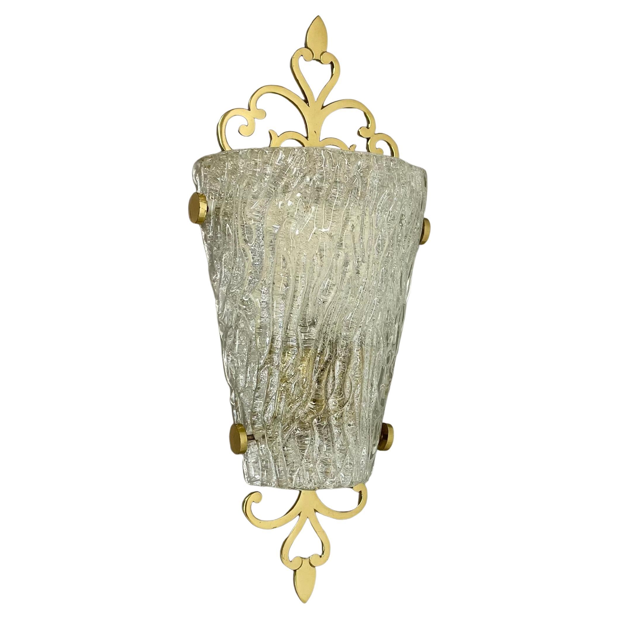 Belle applique murale de 41 cm en laiton et verre glacé de style Kalmar, Allemagne, années 1970