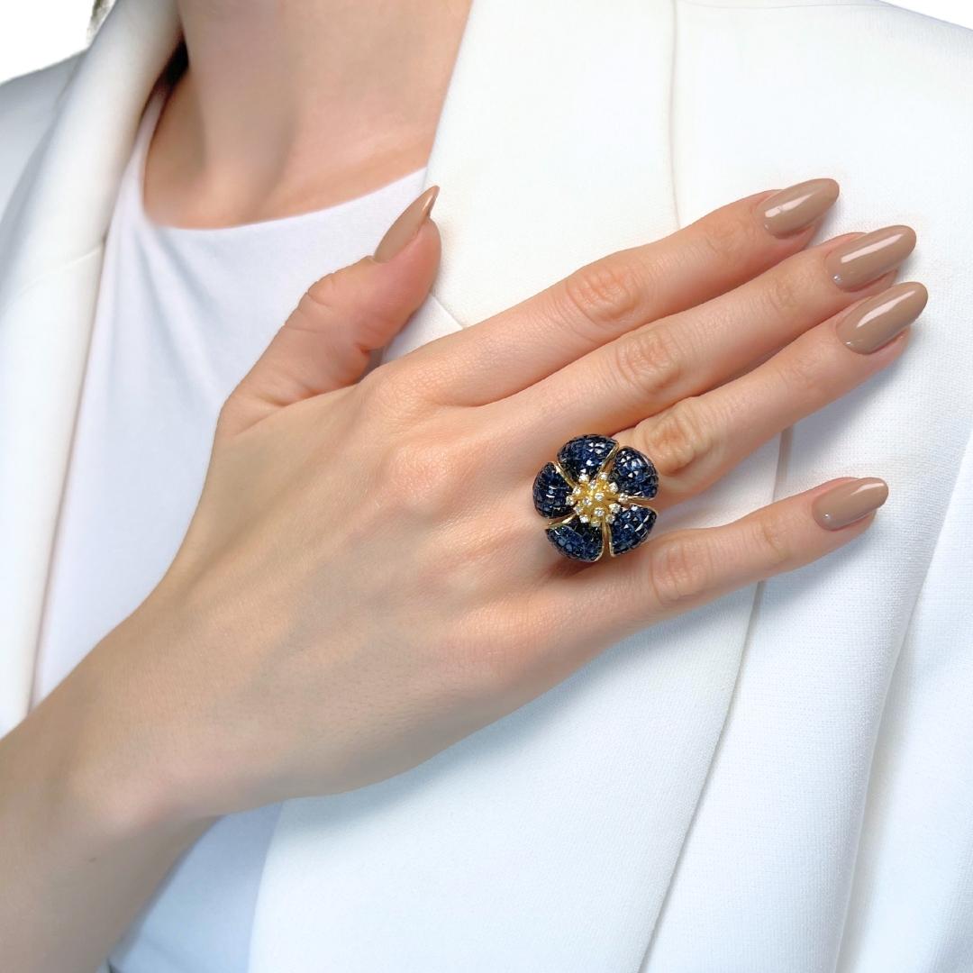 Magnifique bague cocktail en or jaune 14k avec saphirs et diamants de 4,20ct - certifié IGI

Laissez-vous séduire par l'allure de cette bague de cocktail en or jaune 14 carats, une fusion vibrante d'élégance et de couleur. La pièce centrale comporte