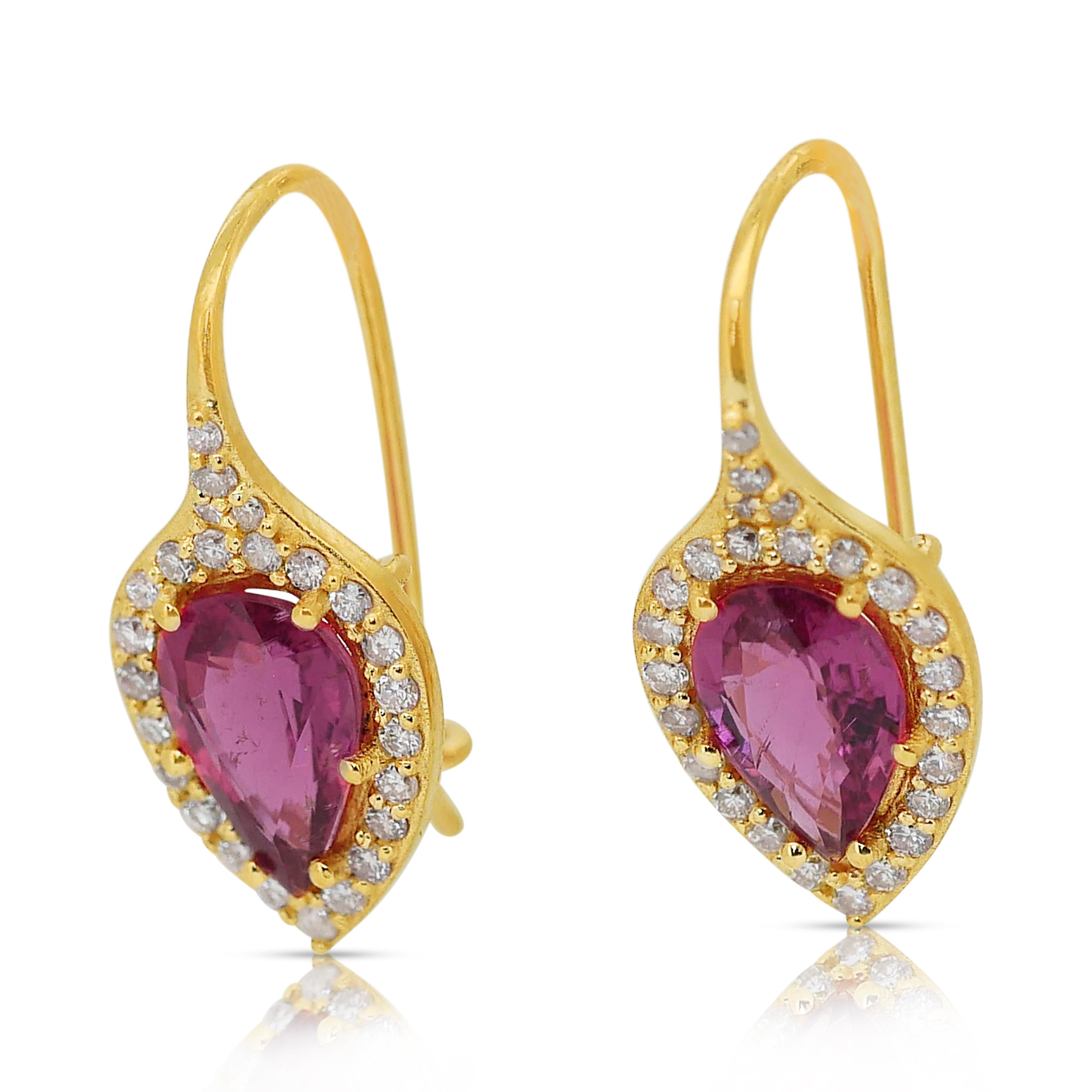 Beautiful 4.84ct Rubellites and Diamonds Earrings in 18k Yellow Gold - IGI Certified

These exquisite 18K yellow gold earrings feature two stunning pear-shaped rubellites, each radiating a rich purplish-red hue and totaling 4.12 carats. Encircled by