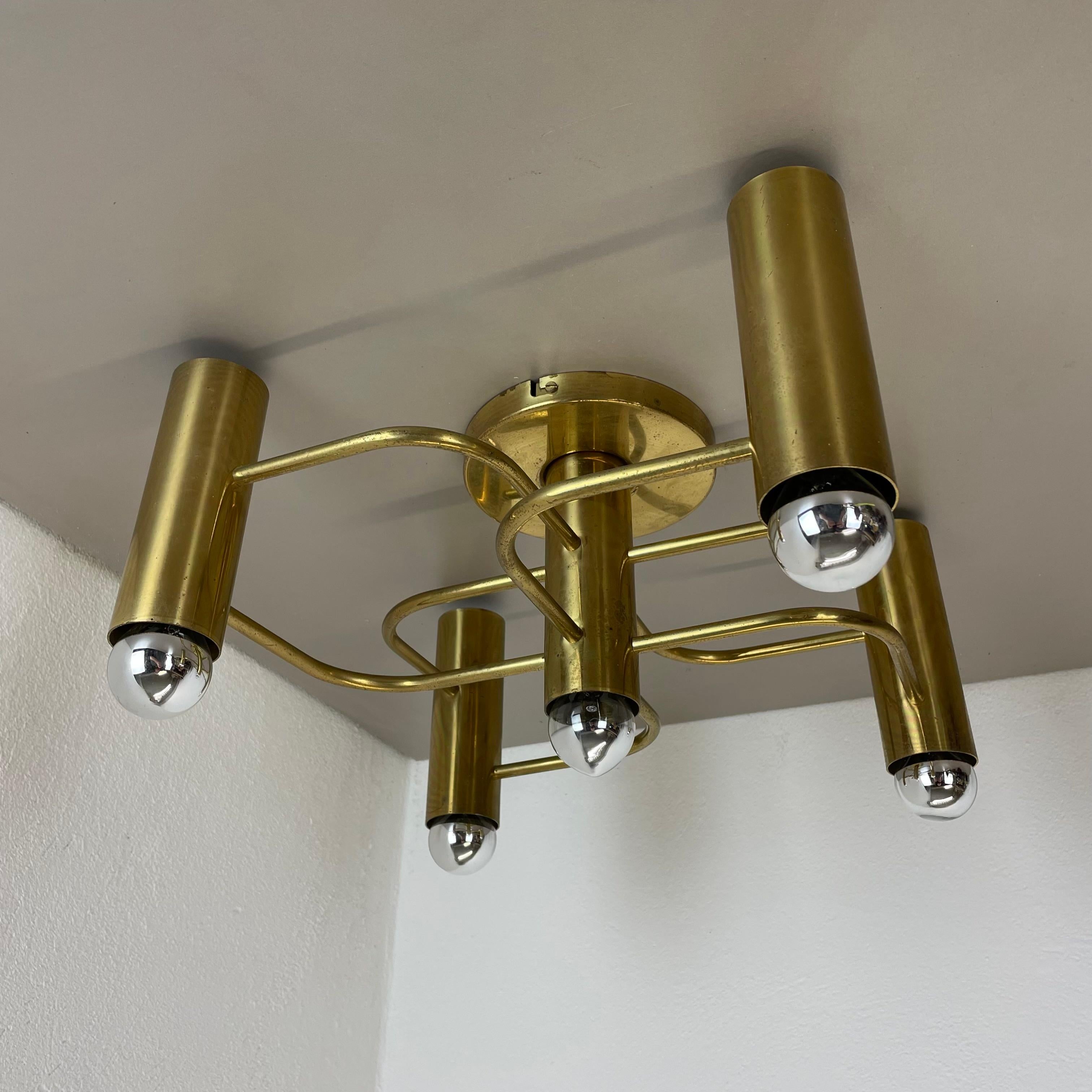 Article:

Ceiling light with 5 lights



Producer: LEOLA Leuchten, Germany

Designer: Gaetano Sciolari

Origin: Germany



Age:

1970s



This modernist light was produced in Germany in the 1970s by LEOLA Leuchten. It is made from solid metal and