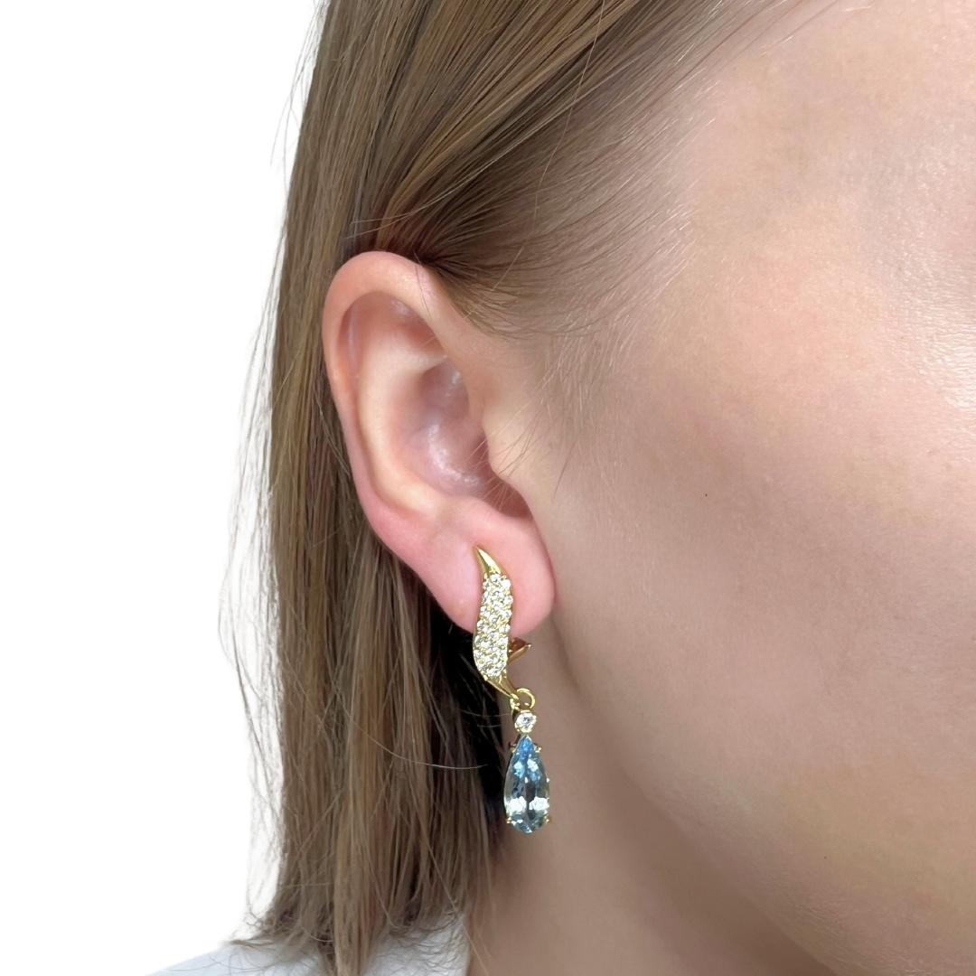 Boucles d'oreilles en or jaune 18k avec aigue-marines et diamants de 5.32ct - IGI Certified

Ces superbes boucles d'oreilles en or jaune 18 carats sont ornées de deux aigues-marines captivantes en forme de poire, d'une valeur totale de 4,10 carats,