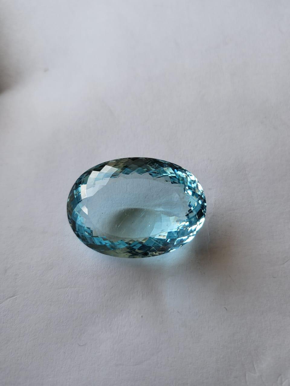 Natürlicher schöner Aquamarin Edelstein.
58.83 Karat mit einer eleganten blauen Farbe und ausgezeichneter Reinheit. Auch hat eine ausgezeichnete fancy Oval Schliff mit idealer Politur zu zeigen, großen Glanz und Farbe. Der Schmuck wird authentisch