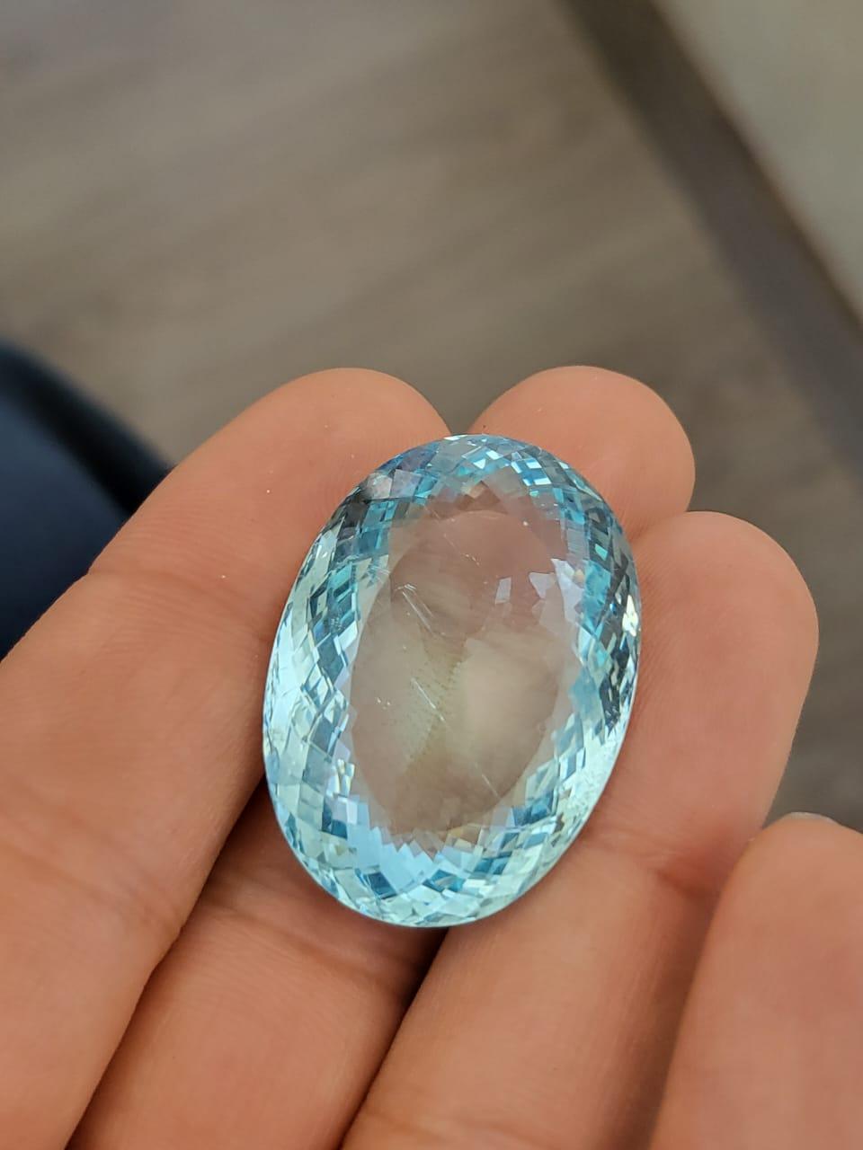 Beautiful 58.83 Carat Oval Cut Aquamarine Loose Gemstone In New Condition For Sale In Hong Kong, HK