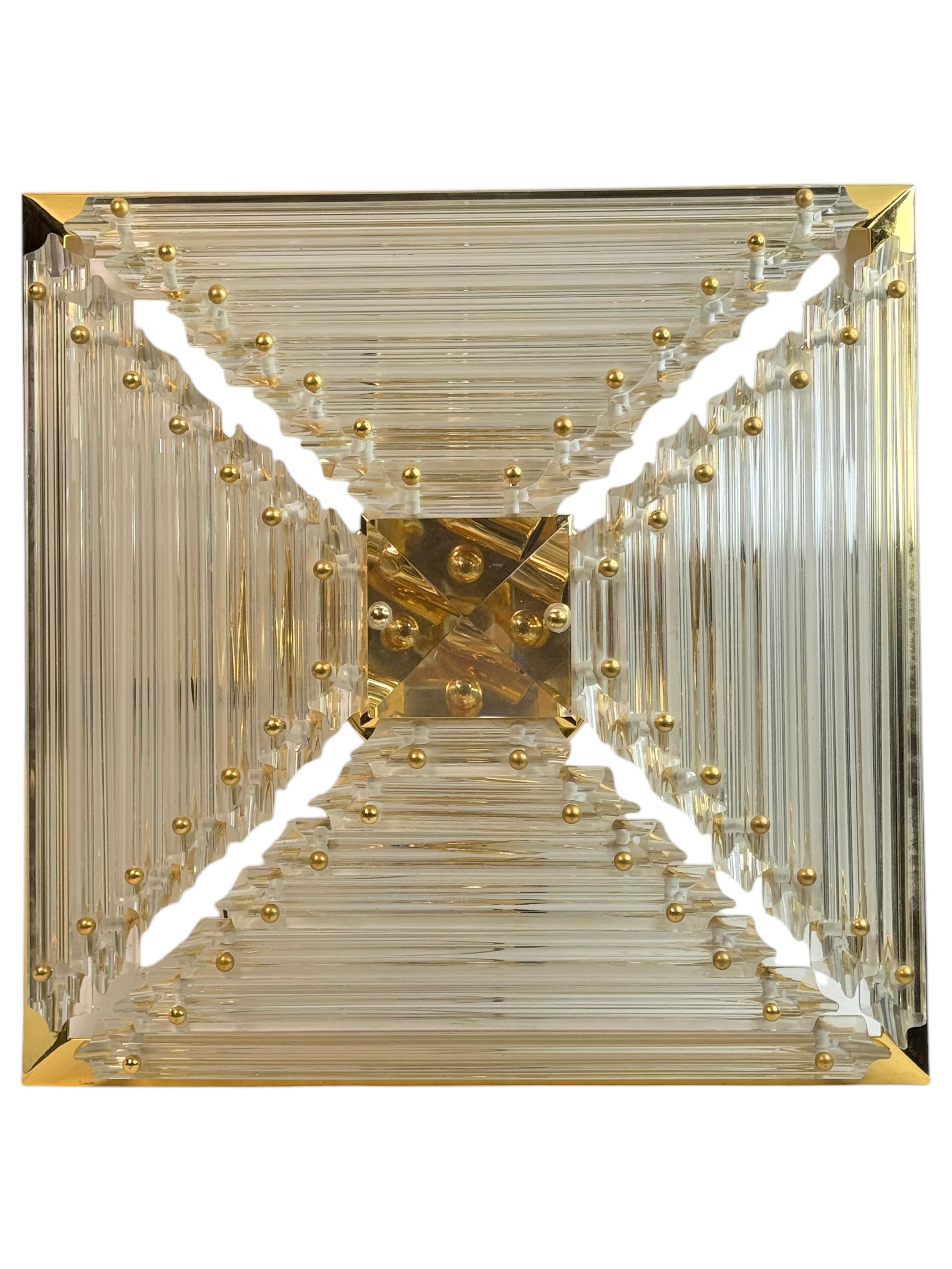 Magnifique plafonnier carré avec tiges en cristal clair facetté en verre de Murano. Module en forme de pyramide. Les plafonniers ont été conçus et fabriqués par Venini en Italie dans les années 1970. Les tiges de Murano sont suspendues à un cadre