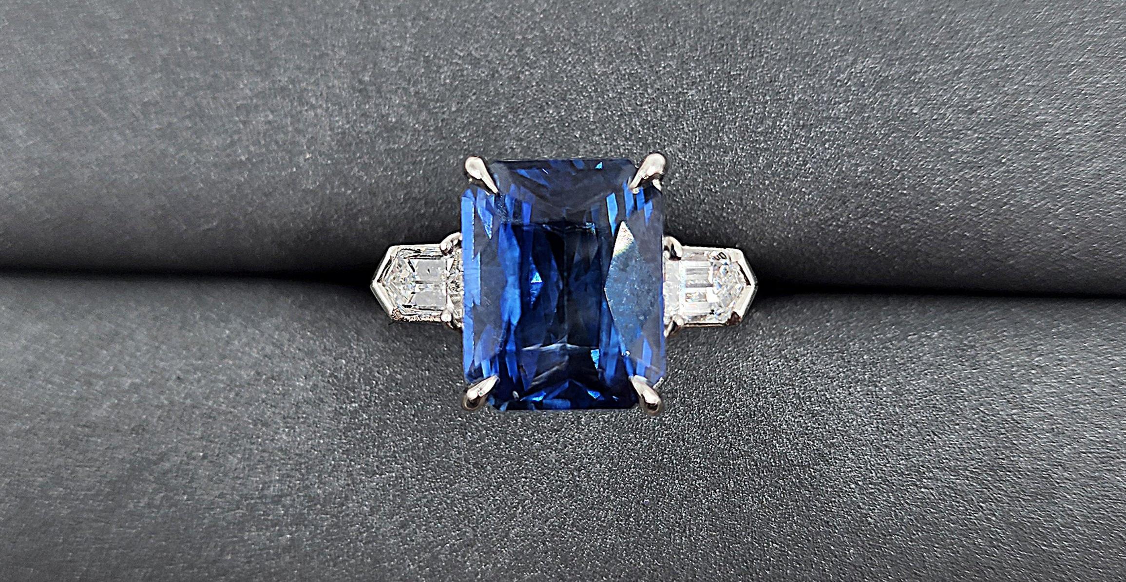 Taille émeraude Magnifique bague en platine de 6,10 carats certifiée GIA avec saphir naturel et diamant en vente