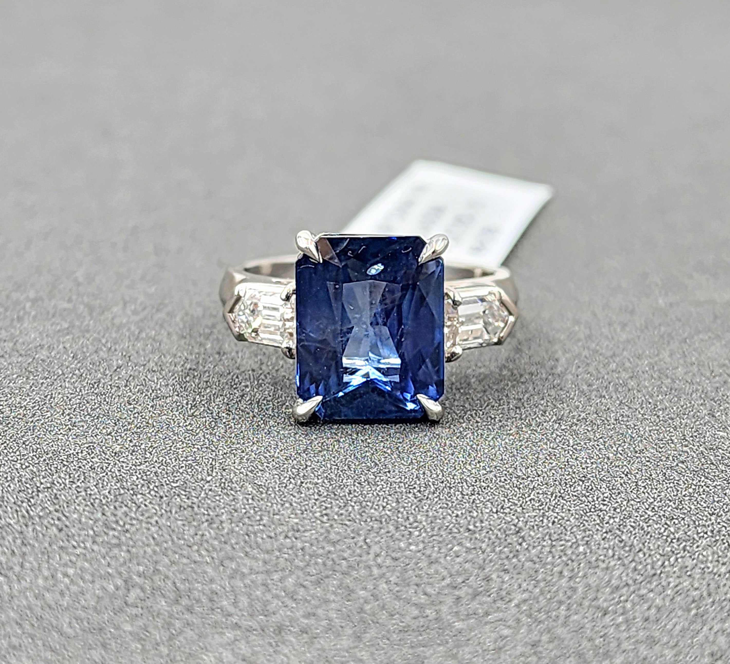 Magnifique bague en platine de 6,10 carats certifiée GIA avec saphir naturel et diamant en vente